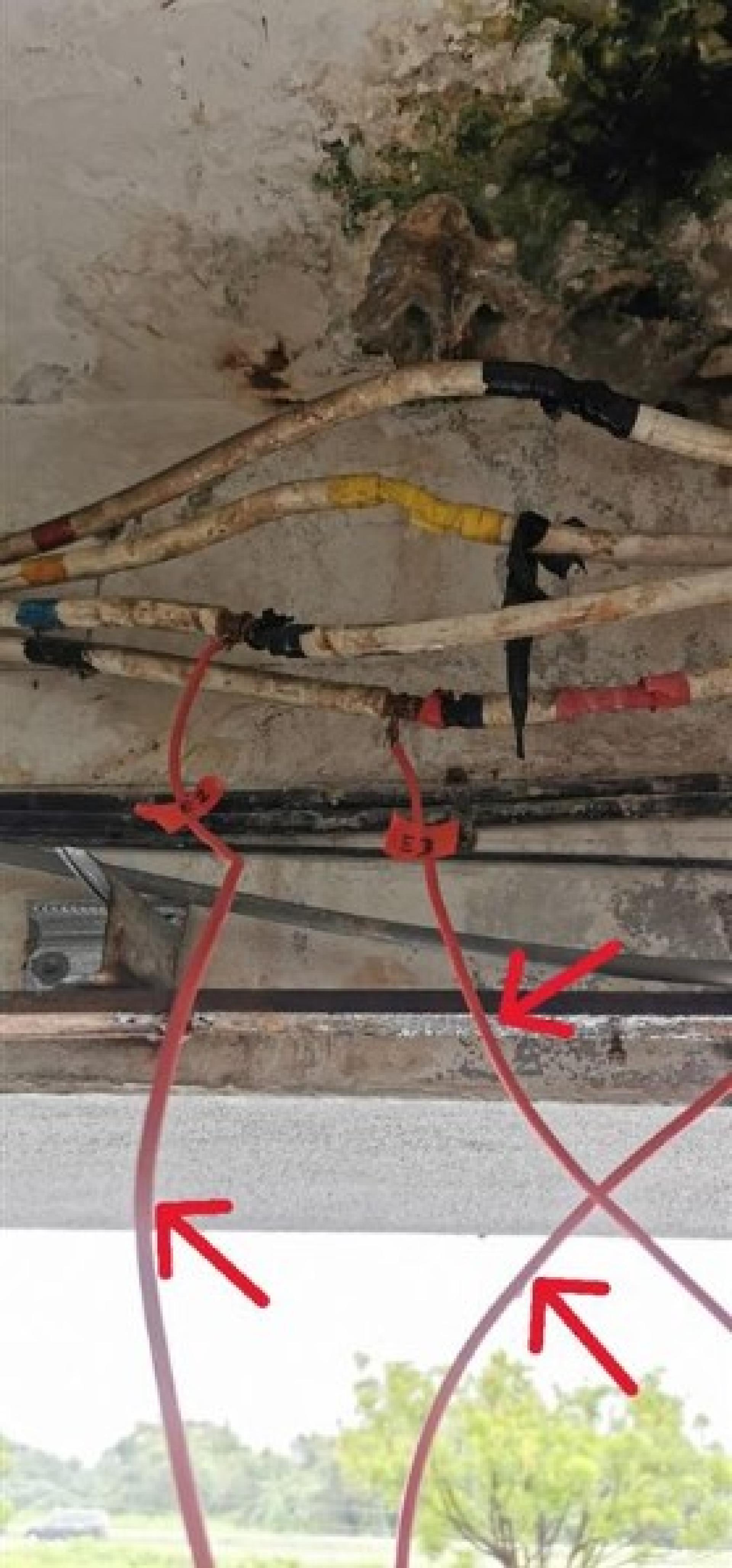 红箭头所示为直接接入主电源的非法电缆。