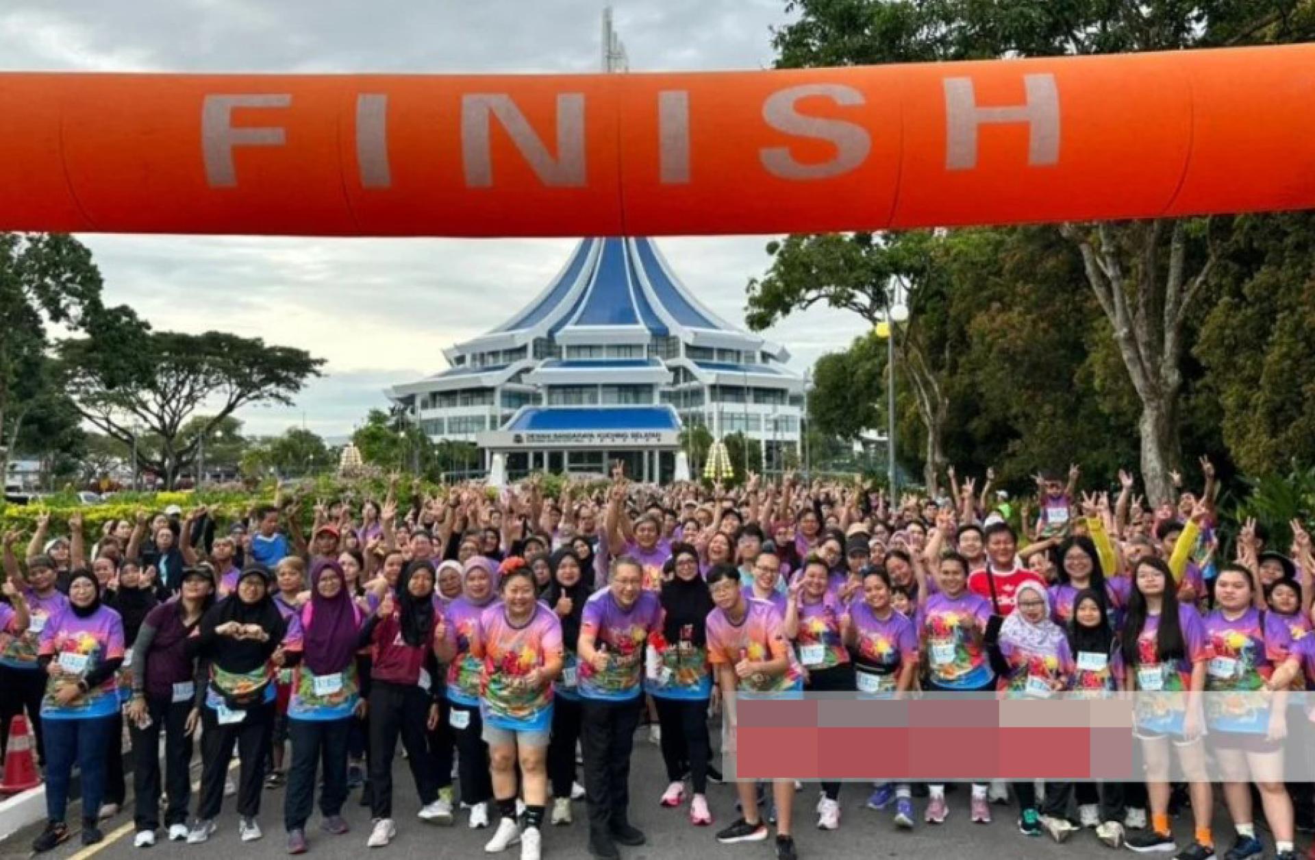 黄鸿圣（中）为3公里组鸣跑。