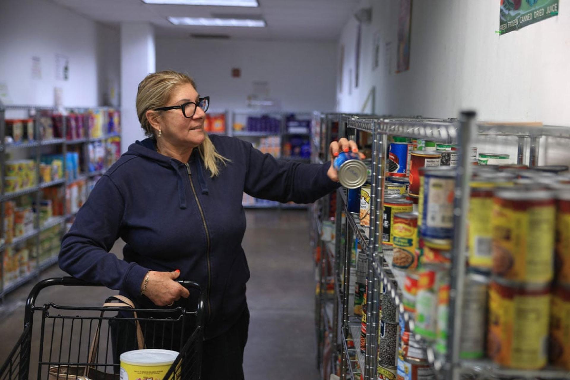 在联邦食品援助项目可能暂停下，佛罗里达一食品救济站正在为可能出现的需求激增做准备。