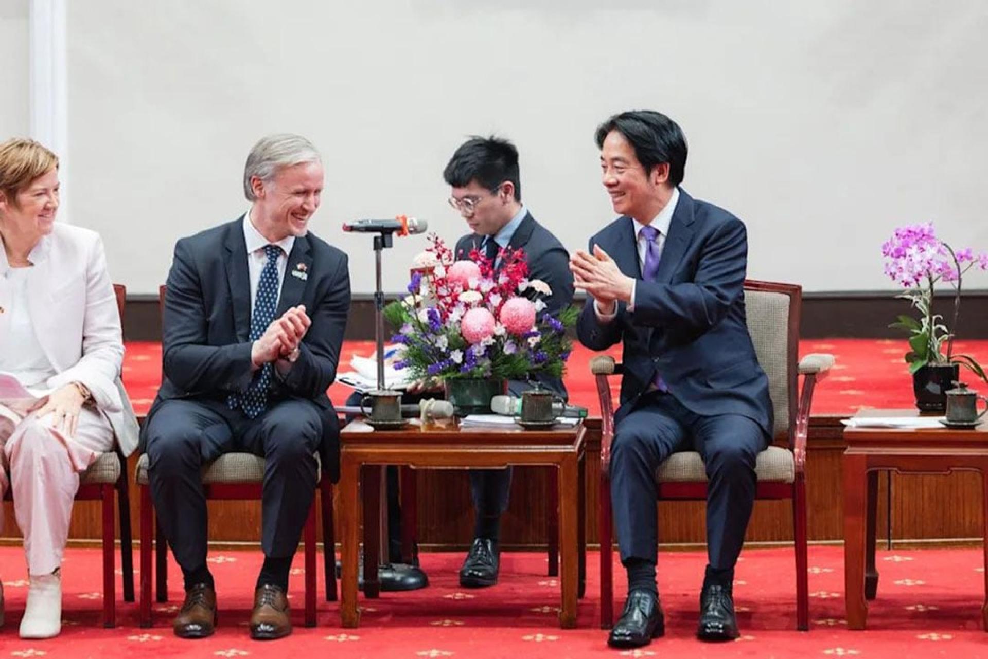 台湾总统赖清德(右)28日接见“福尔摩沙俱乐部年会”暨“台欧海底电缆安全合作论坛”与会的欧洲外宾。