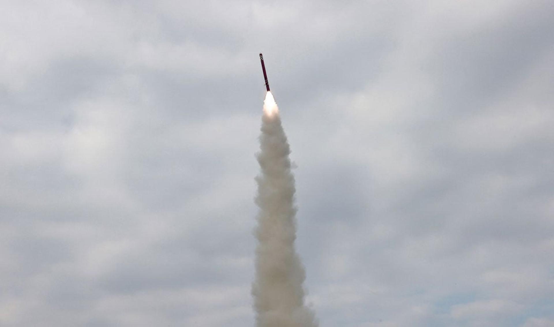 朝鲜试射导弹。