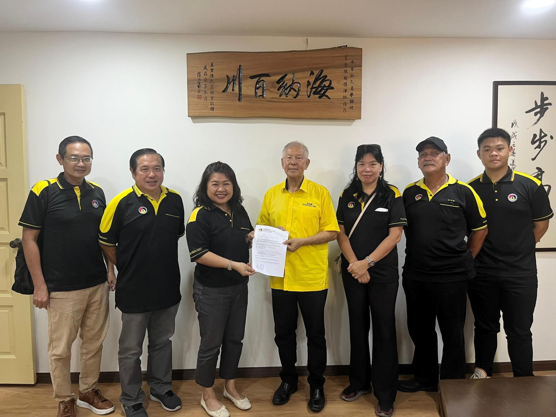 美里摄影协会会长李佩佩(左3)诚挚邀请拿督陈超耀律师(右4)担任嘉宾出席,见证活动并给予支持与鼓励。