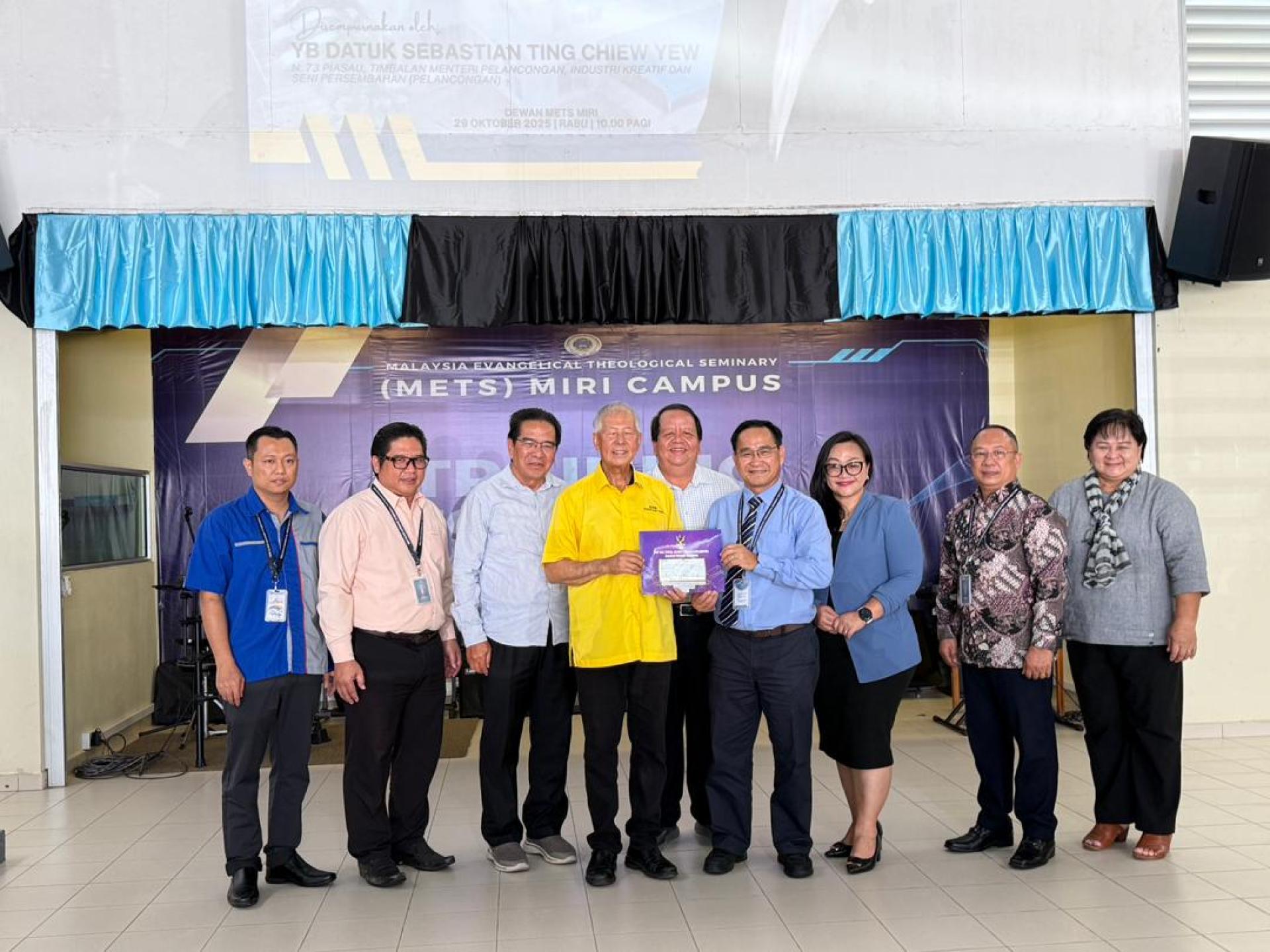 拿督陈超耀(左4)移交砂拉越其他宗教单位(UNIFOR)拨款50万令吉予美里百利达婆罗洲基督教会马来西亚福音神学院美里分校校长伊利沙安义恩时摄。