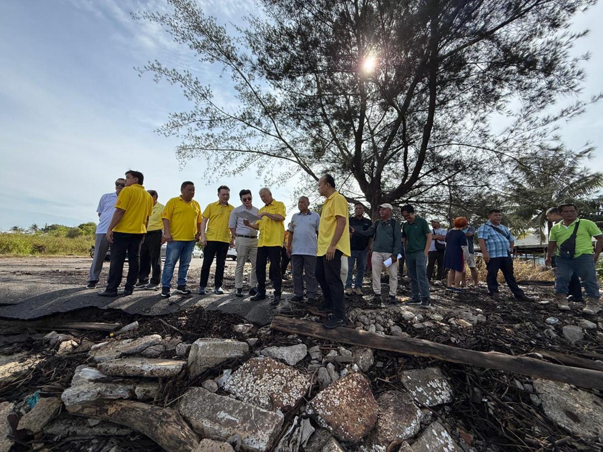 砂旅游副部长拿督陈超耀今早前往甘榜鲁洼湾视察严重的海岸侵蚀情况。