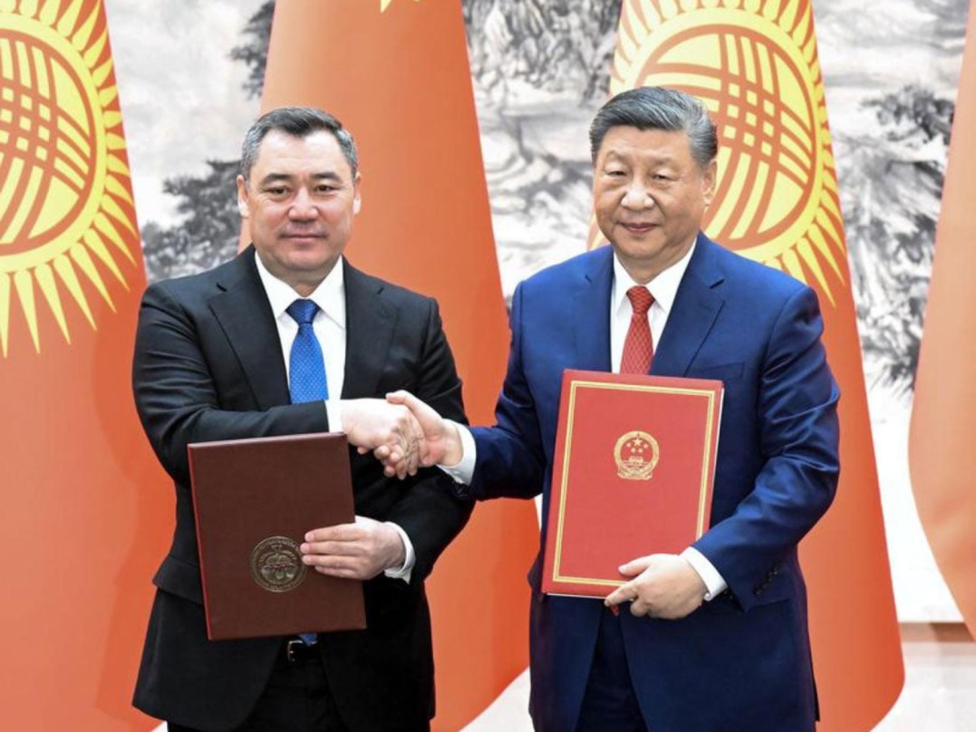 中国国家主席习近平2月5日与吉尔吉斯总统扎帕罗夫共同签署多项合作文件。(新华社档案照)