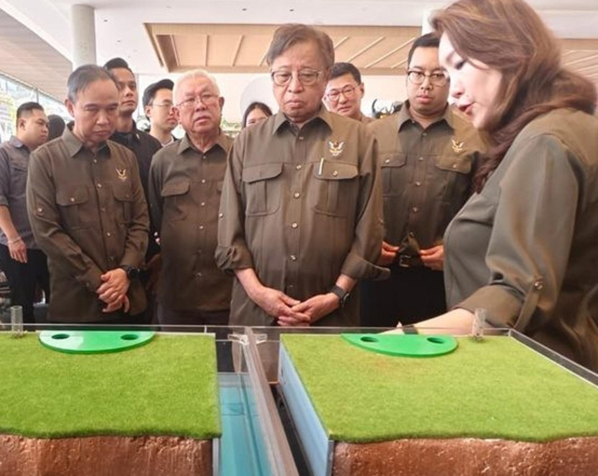 砂总理阿邦佐哈里参观一展示模板。