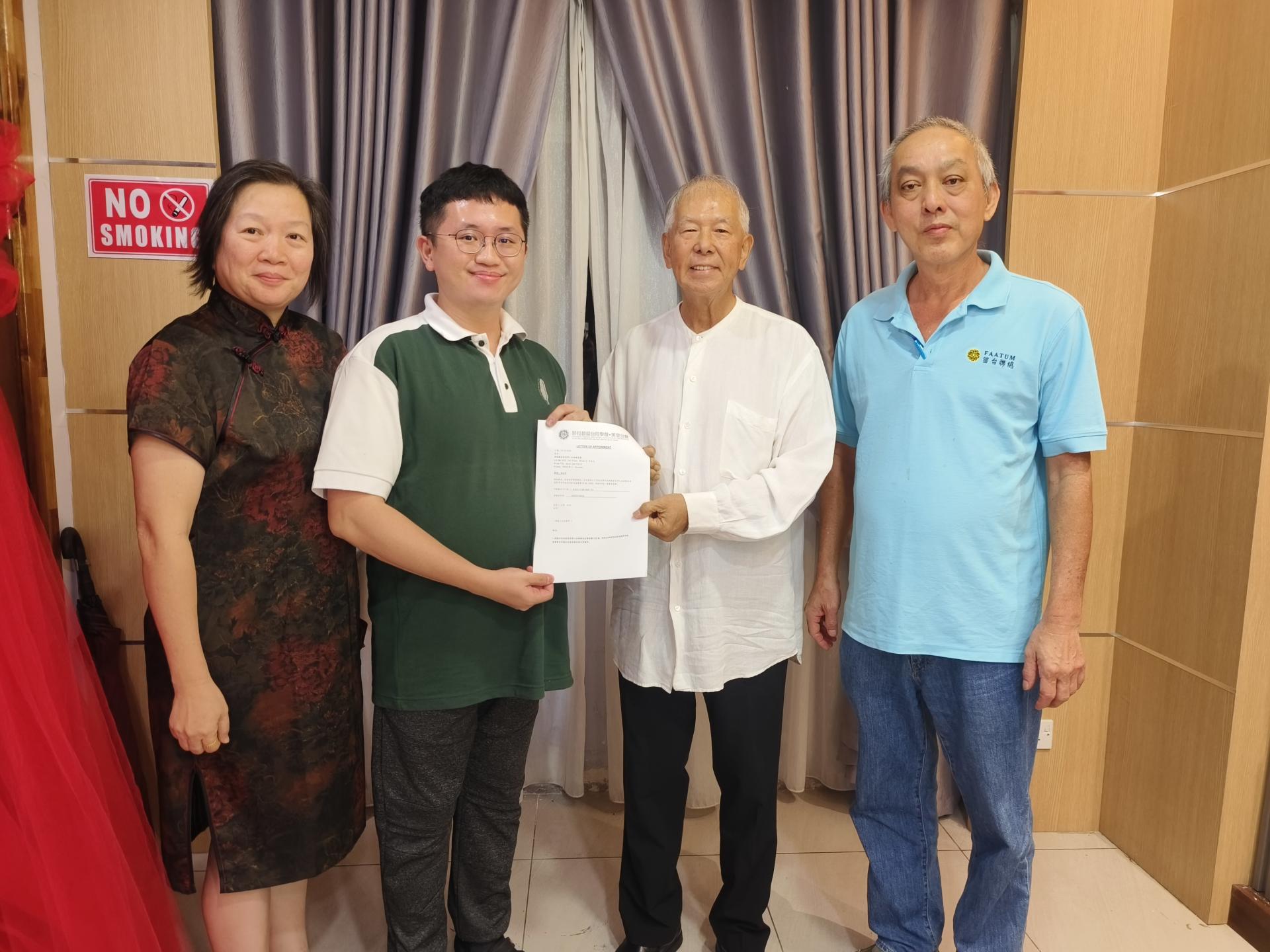 筹备会主席陈忠汉(左二)移交邀请函予砂旅游、创意产业及表演艺术部副部长(旅游)陈超耀(右二),诚邀他担任2025年美里硬笔书法比赛颁奖主宾。左为砂拉越留台同学会美里分会副主席黄云晶;右为砂拉越留台同学会美里分会主席林国台。