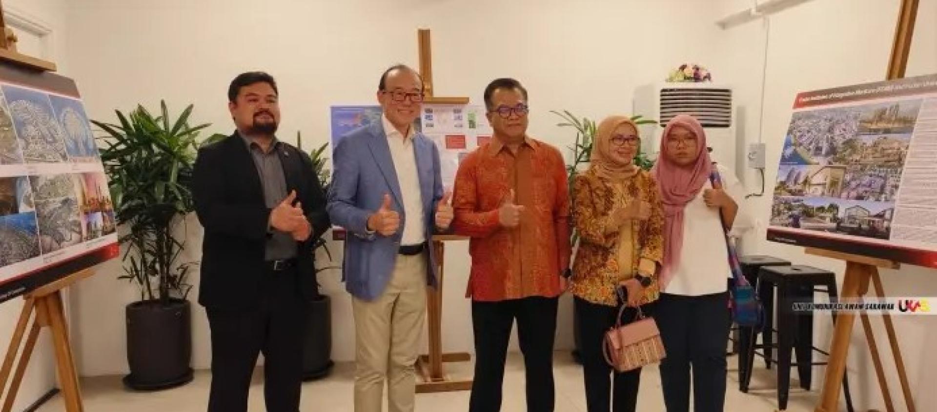 阿都拉（中）、Teo Ah Khing（左2）与随行人员于2025年10月28日在美里史纳汀的肯雅兰智慧城市（KSC）项目办公室合影。