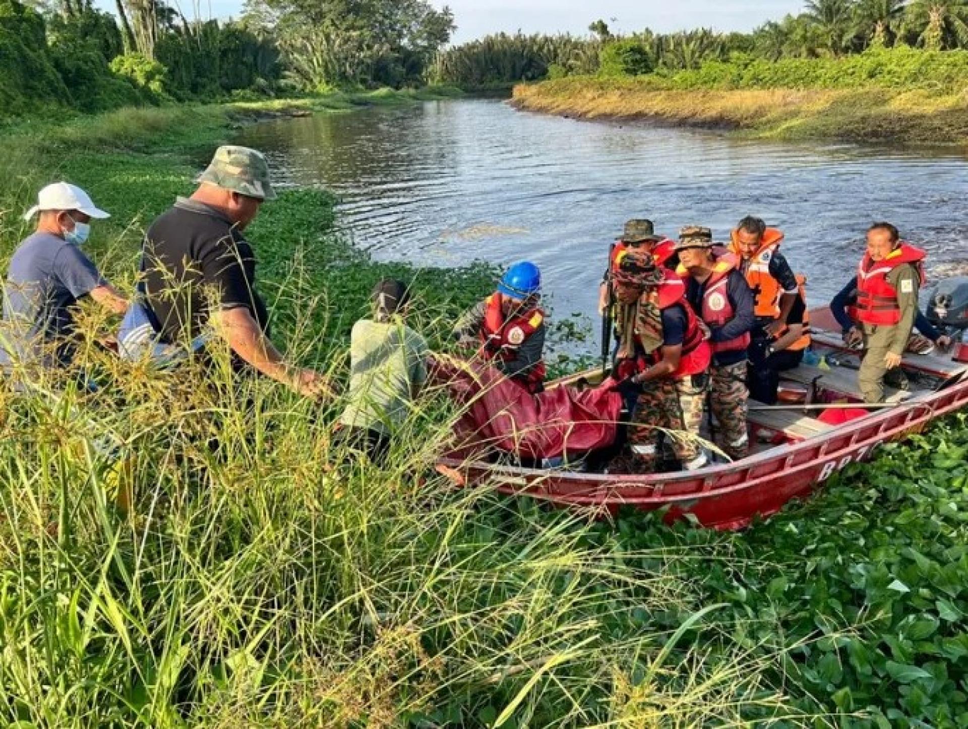 救援人员抬运在2025年10月29日于苏艾尼亚遭鳄鱼袭击丧生的印尼男子遗体。