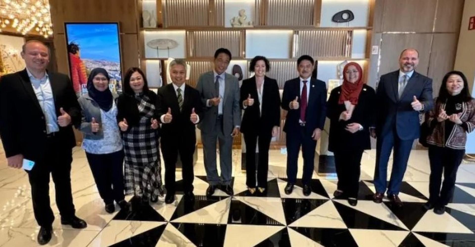 阿都卡林（左5）与加泰隆尼亚经济与财政部长罗梅罗（右5）会晤，探讨永续旅游与文化遗产保护合作。（2025年10月29日摄于巴塞罗那）