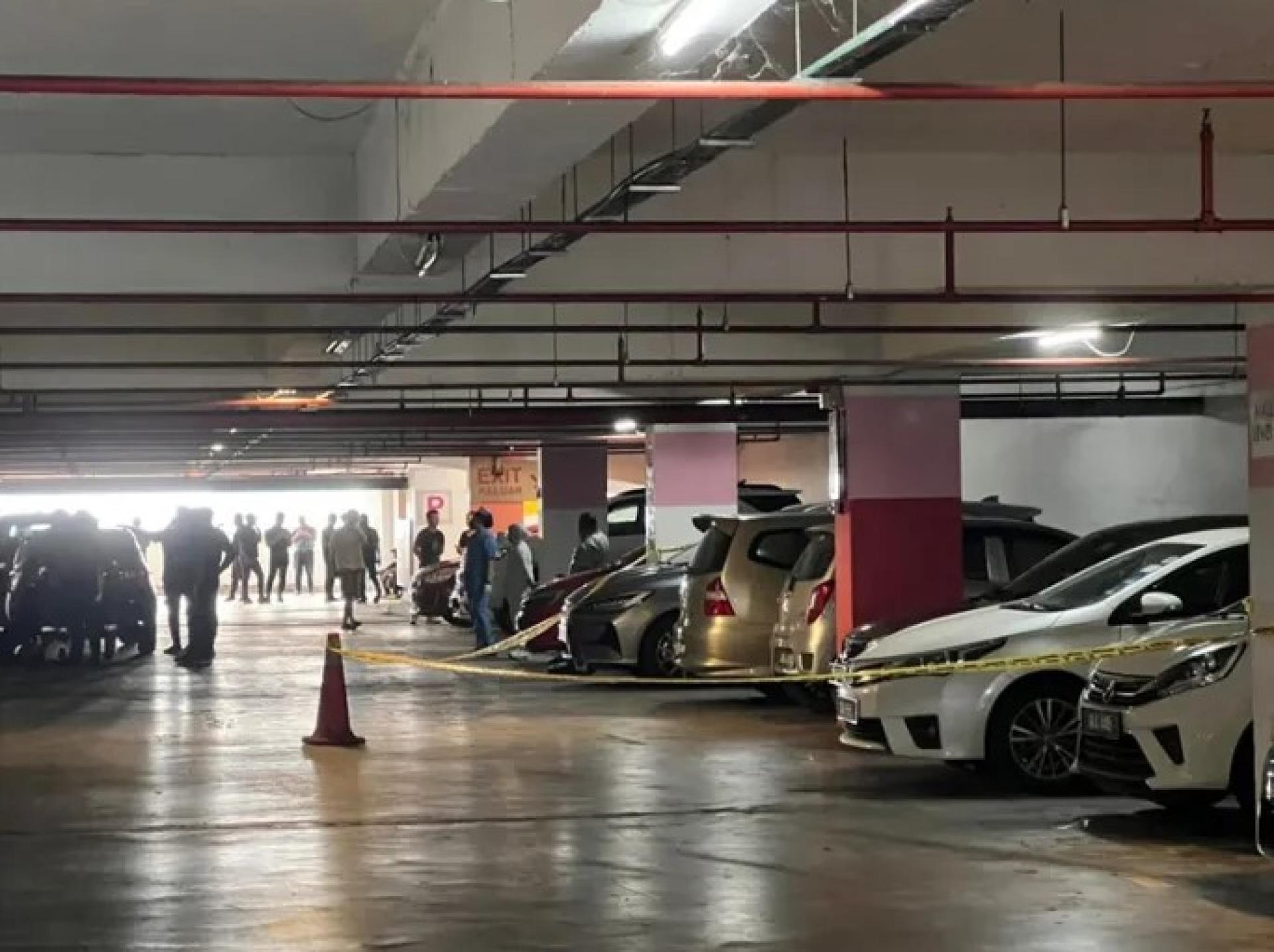 警方于2025年10月29日封锁古晋宋路一间购物广场的部分停车场区域，调查车内发现女子遗体的案件。