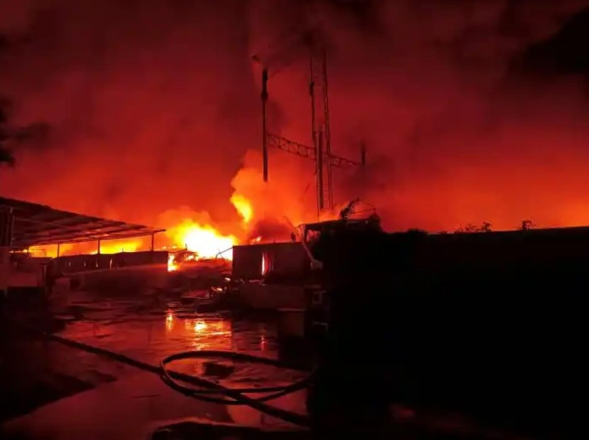 位于9哩英达利雅路的两间工厂深夜失火。