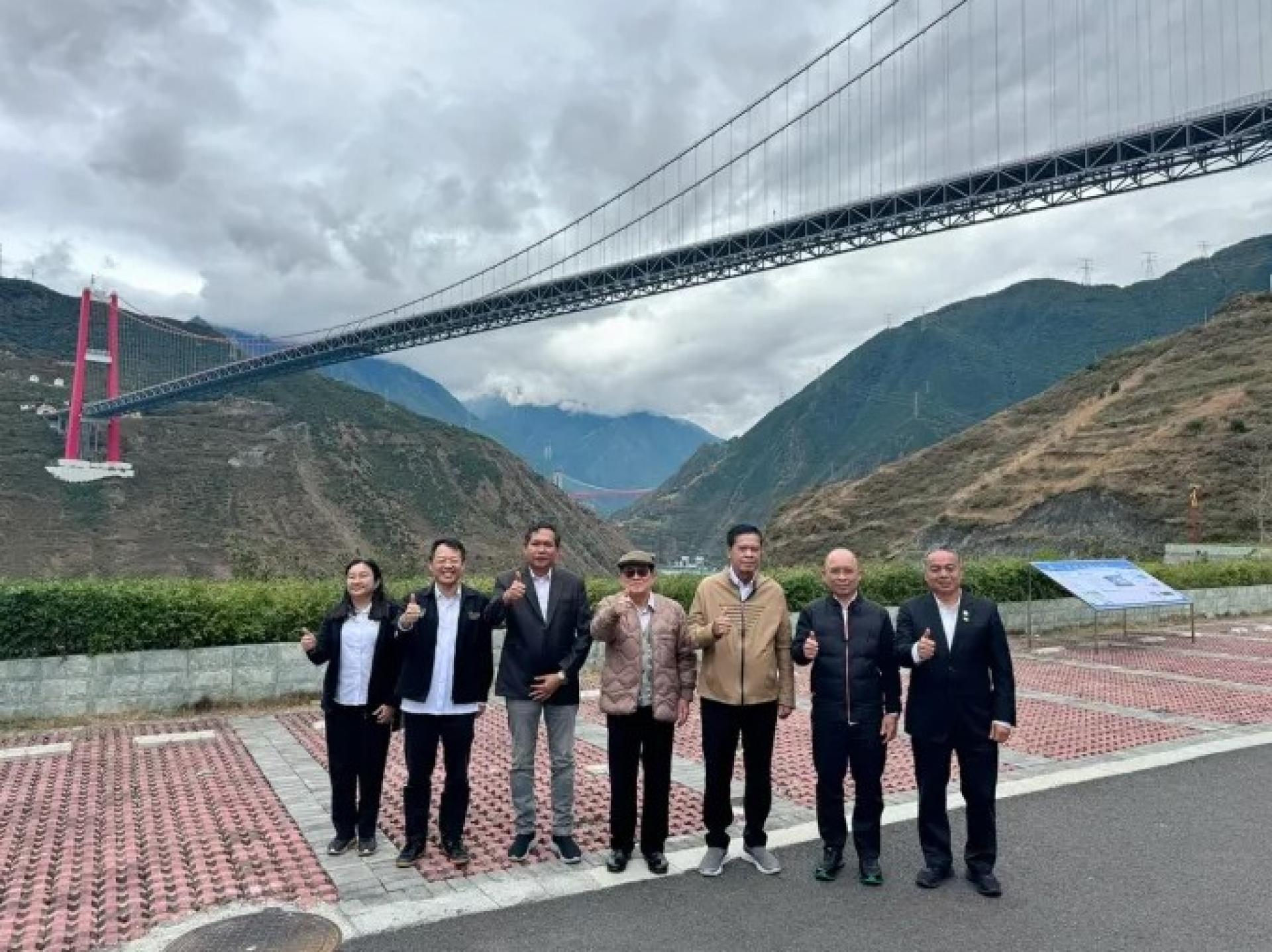 道格拉斯（中）率领砂拉越代表团在中国四川进行技术考察访问。