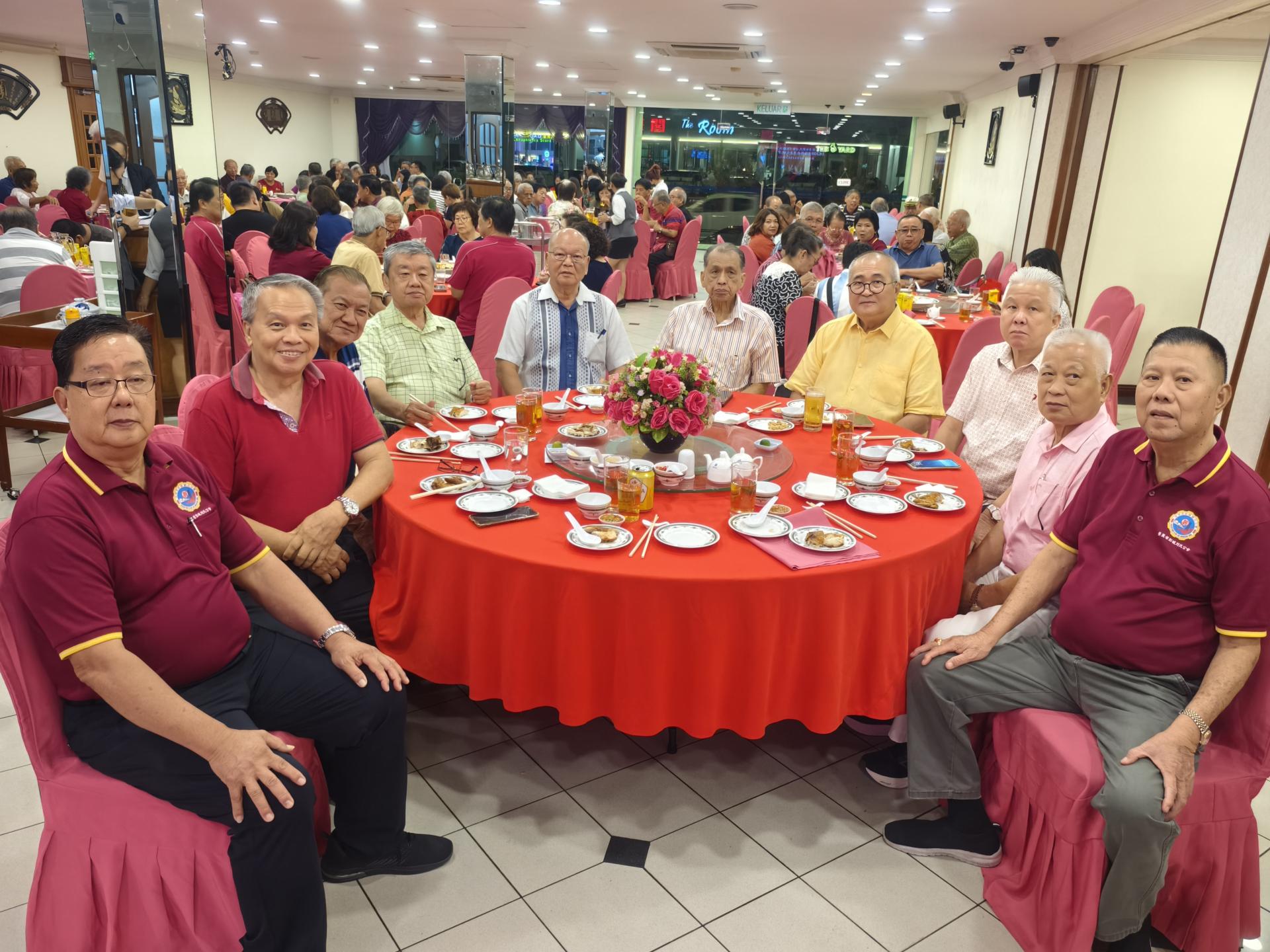 美里省彭城刘氏公会乐龄组2025年重阳节暨长辈庆生晚宴主桌嘉宾合影留念。