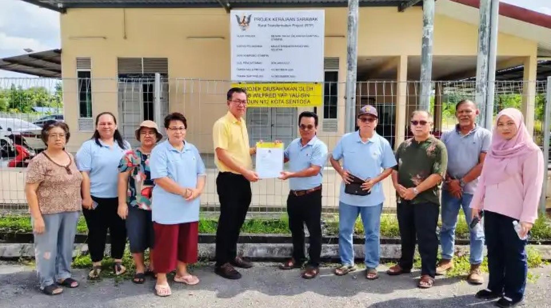 叶耀星（左5）移交RTP项目委任书予实旦宾村发展与保安委员会（JKKK）代表。