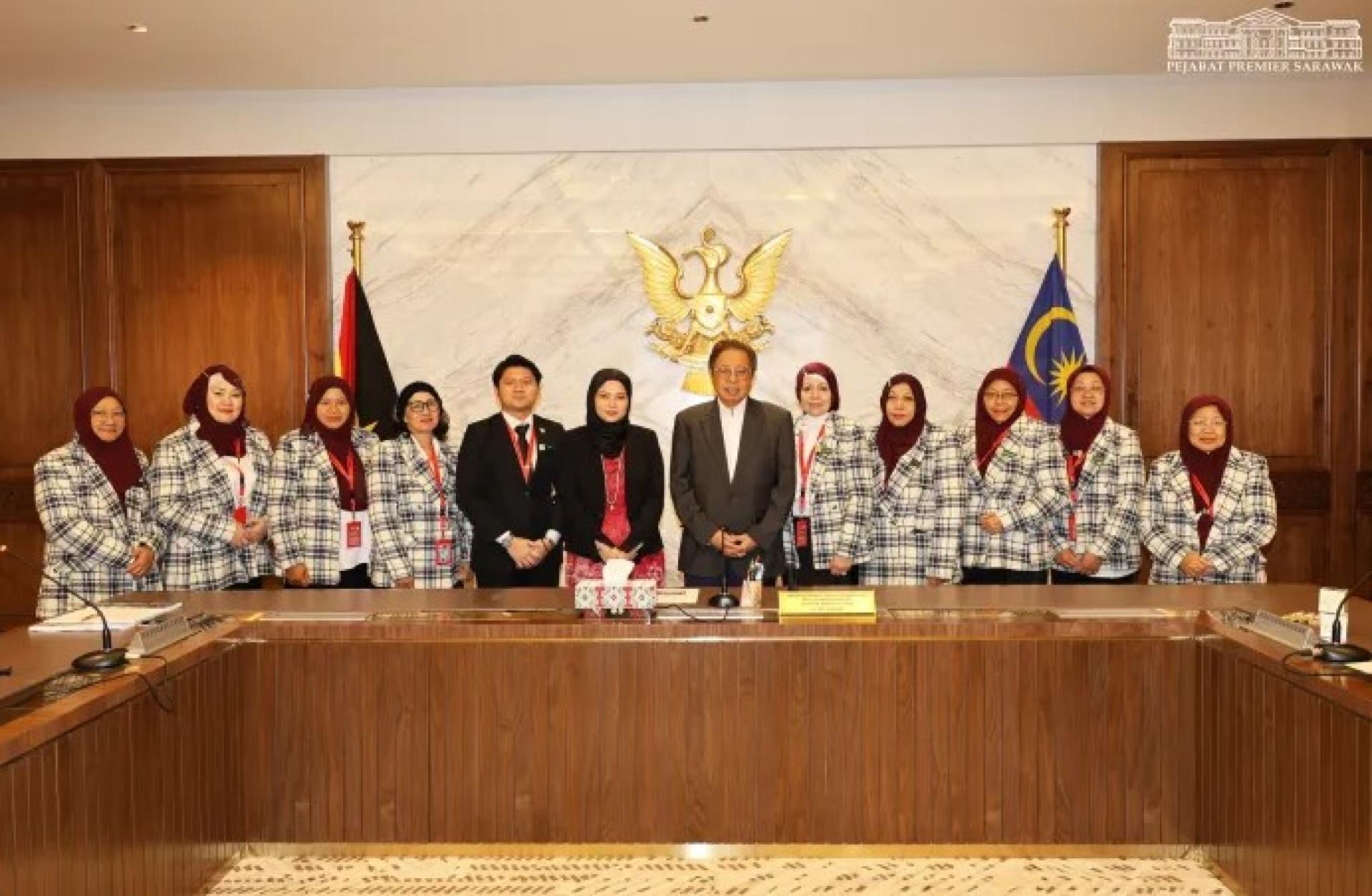 砂兰花协会代表团在诺芝涵（左6）率领下拜访砂总理阿邦佐哈里（右6）。