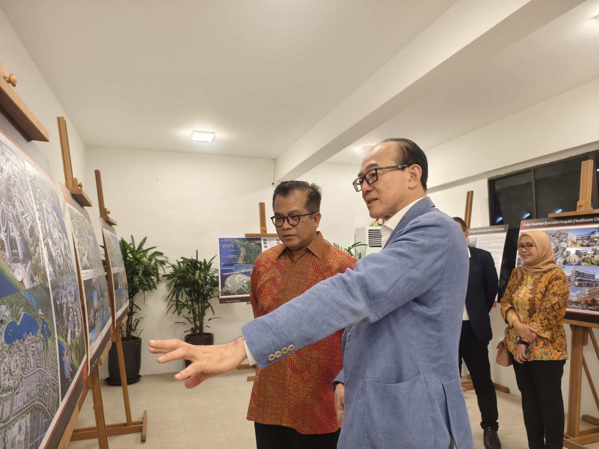 印尼驻古晋新任总领事阿都拉祖基菲(左)对美里展开正式访问,旨在进一步加强印尼与砂拉越在科研、创新及城市发展领域的合作关系。右为张祖德建筑师。