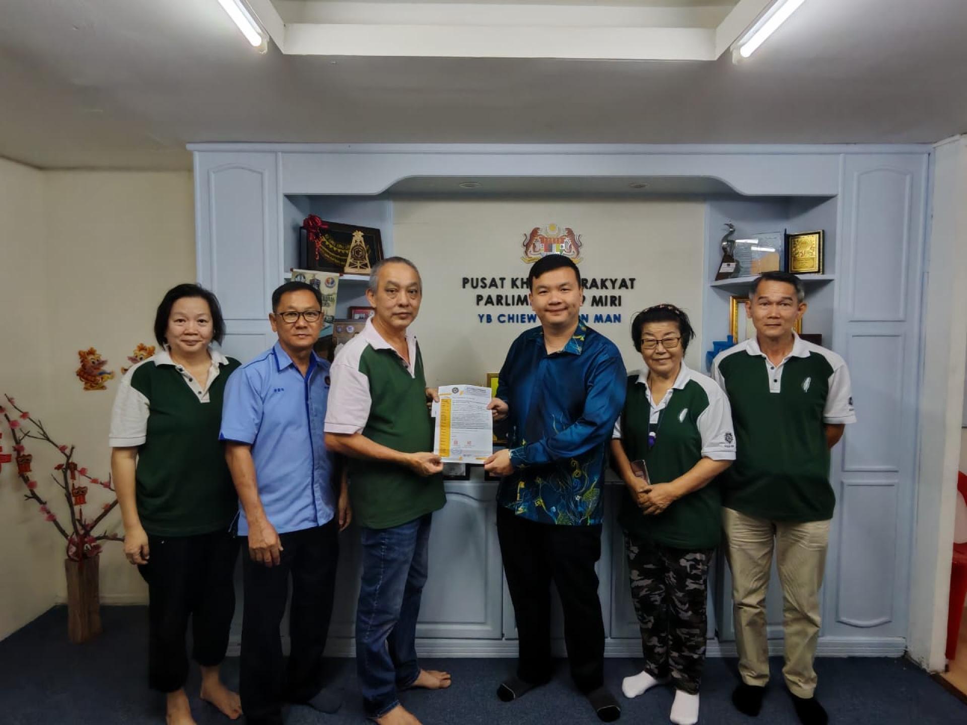 筹委会主席林国台(左3)移交邀请函予美里区国会议员赵俊文(右3),诚邀其担任双庆典晚宴嘉宾。左起为筹委会秘书黄云晶、总协调黄汉强;右起为筹委会财政张悦波及欢迎宴主任陈遵仁。