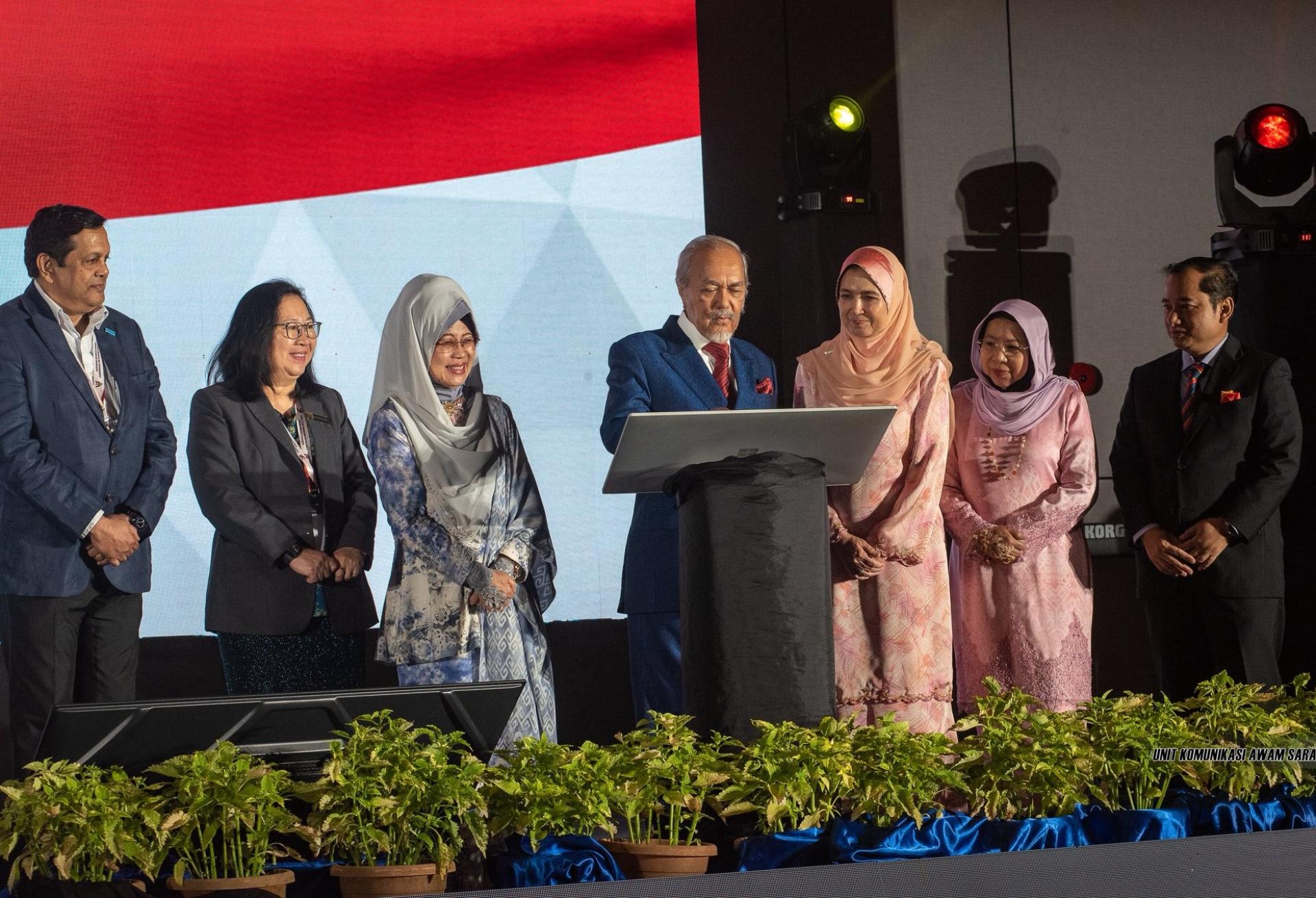 砂议长丹斯里拿督阿玛阿斯菲亚(中)为砂国际乐龄大会主持闭幕。