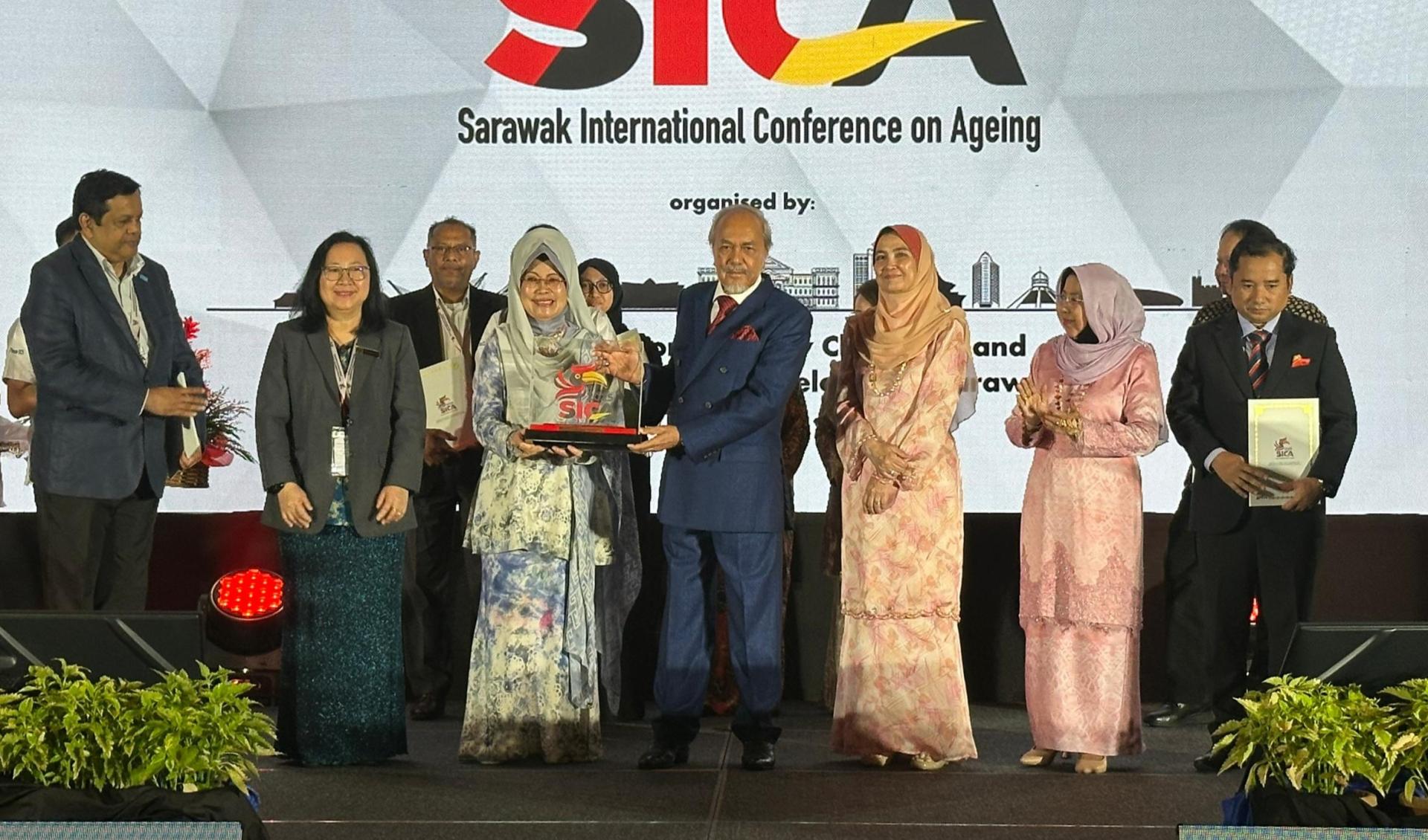 拿督斯里陈赛明(左3)赠送纪念品给砂议长丹斯里拿督阿玛阿斯菲亚。