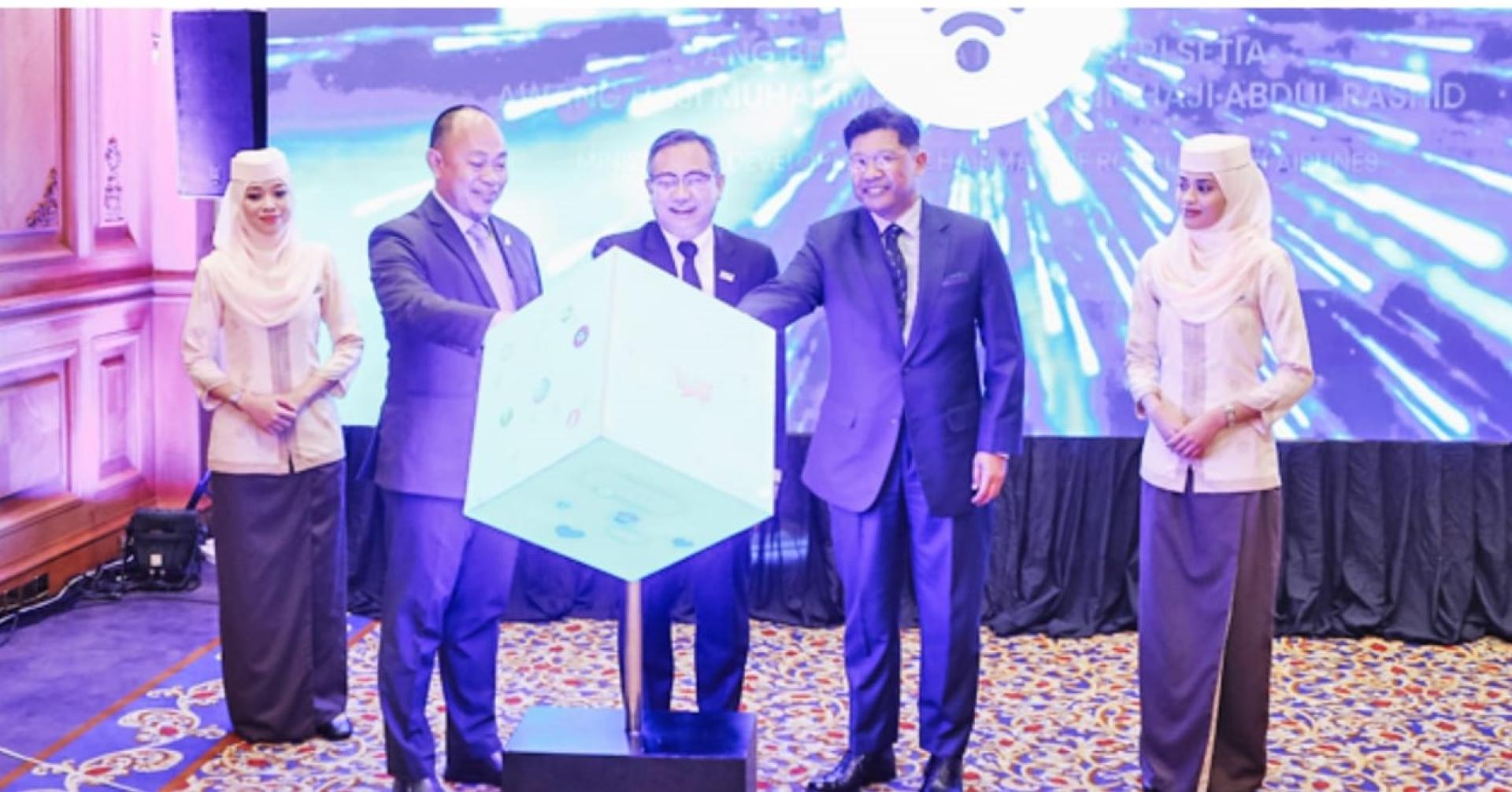 汶莱发展部长拿督朱安达、交通及通信部长拿督山哈里与汶莱皇家航空公司首席执行官沙比林机长推展RB SkyConnect系统