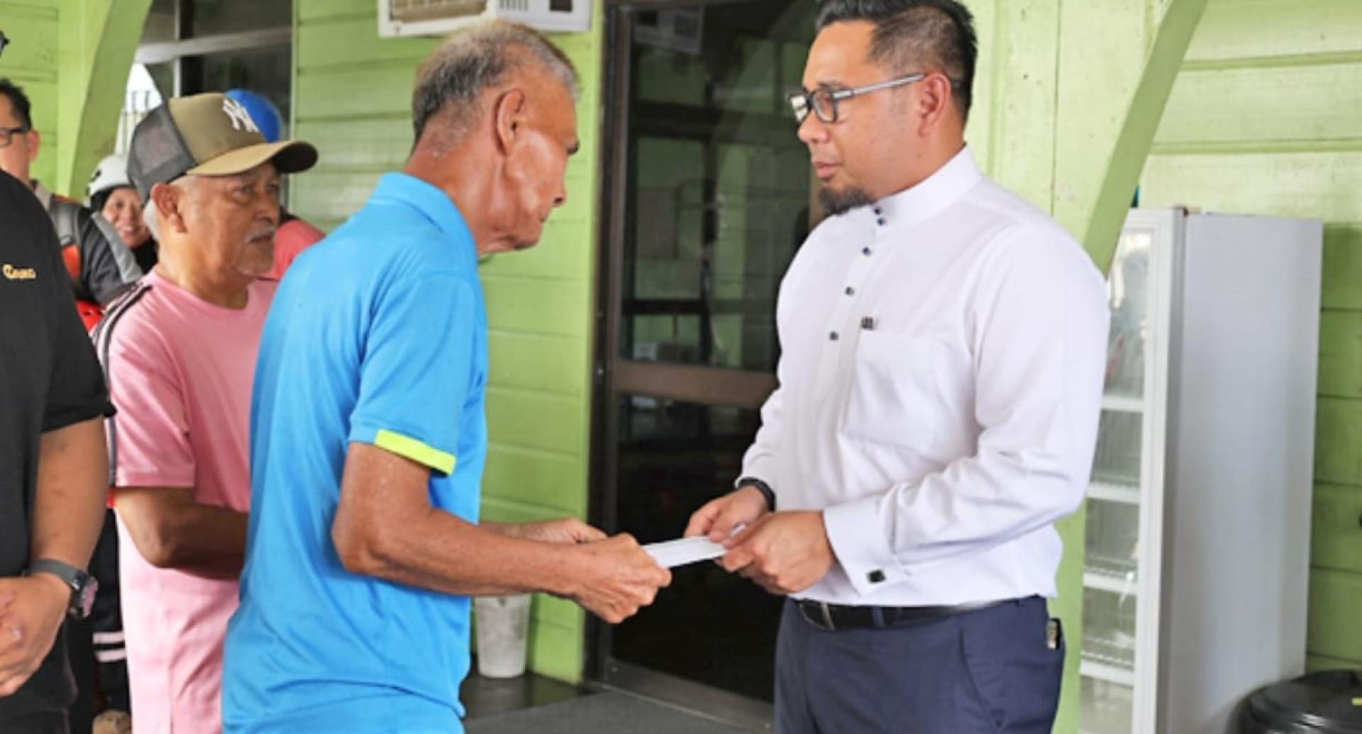 汶莱摩拉县代县长彭基兰莫哈末阿米尔穆巴拉克移交援助金予受灾灾黎