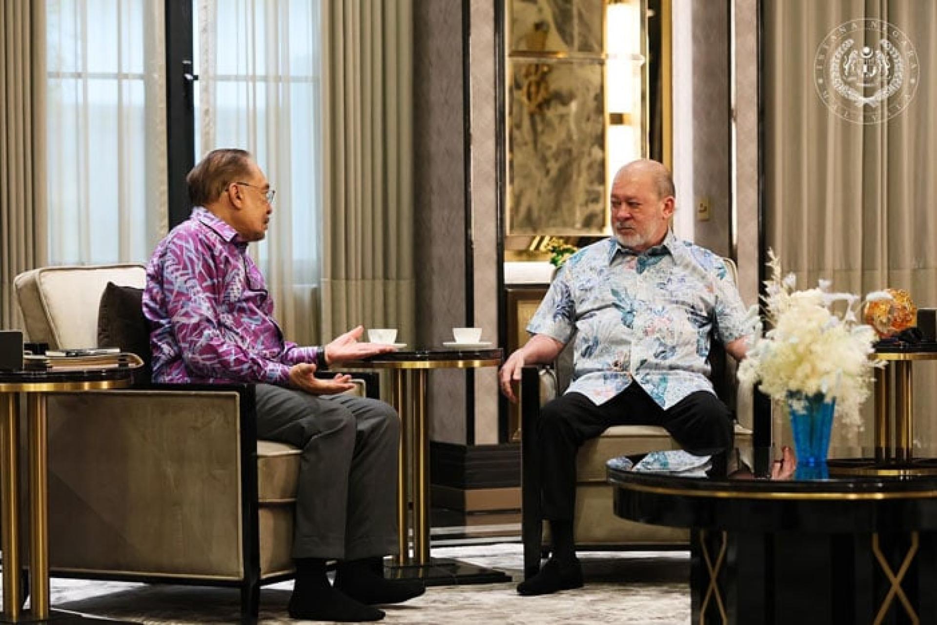 安华(左起)觐见苏丹依布拉欣陛下,禀报第47届东盟峰会的成果。