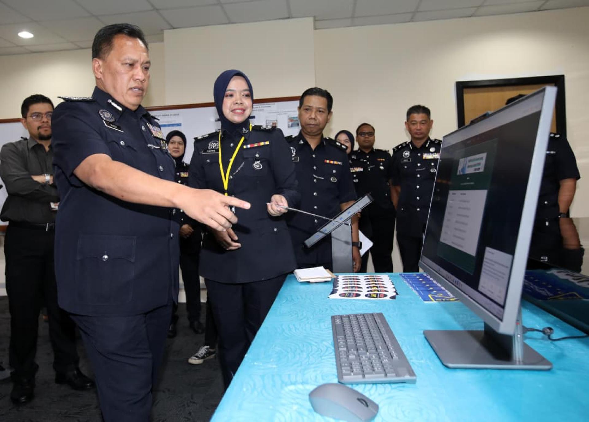 鲁斯迪（左）示范使用Semak mule网站搜寻可疑银行户头、手机号码和公司名字的方法。