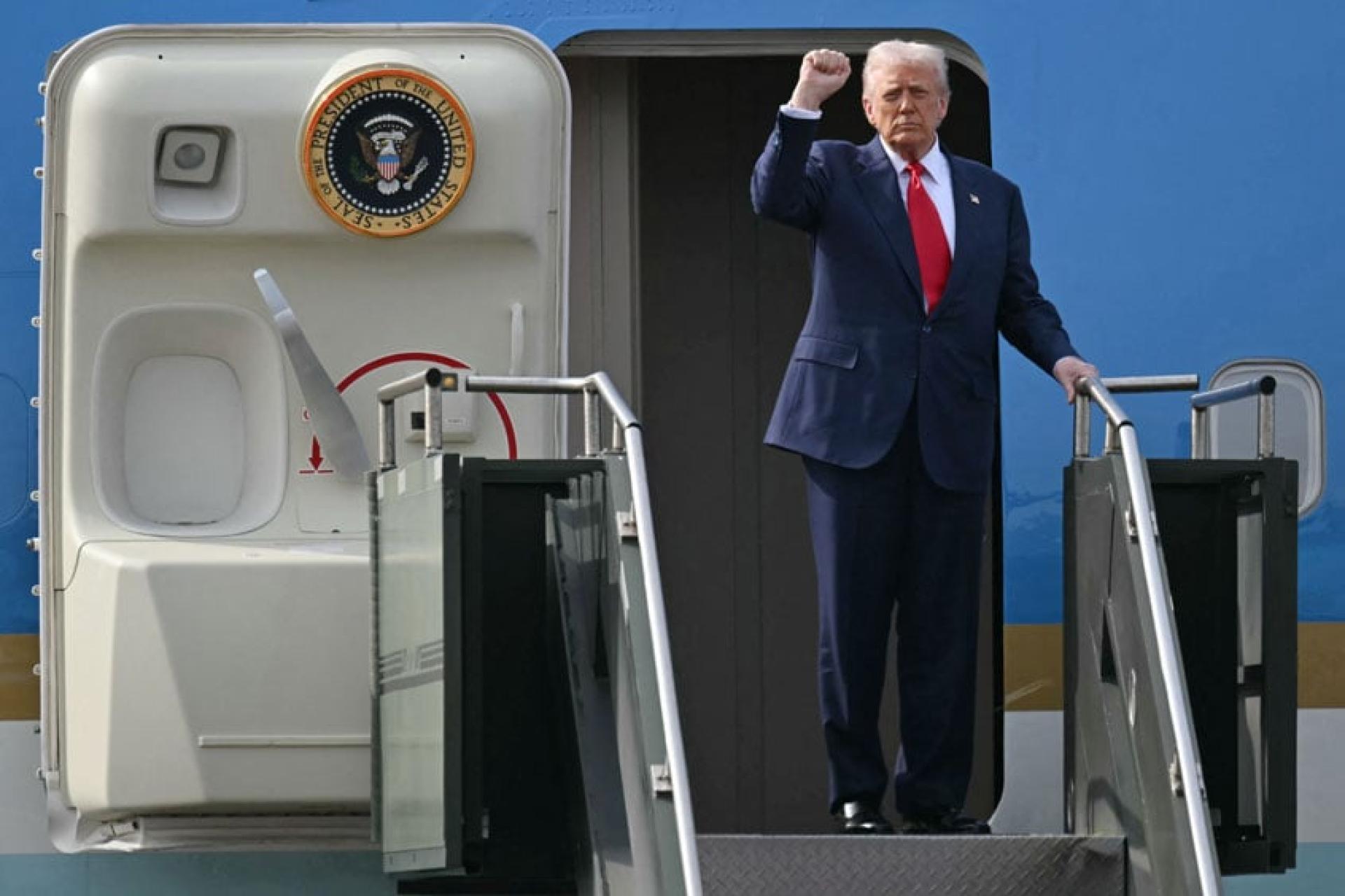 特朗普登上总统专机,准备离开韩国。