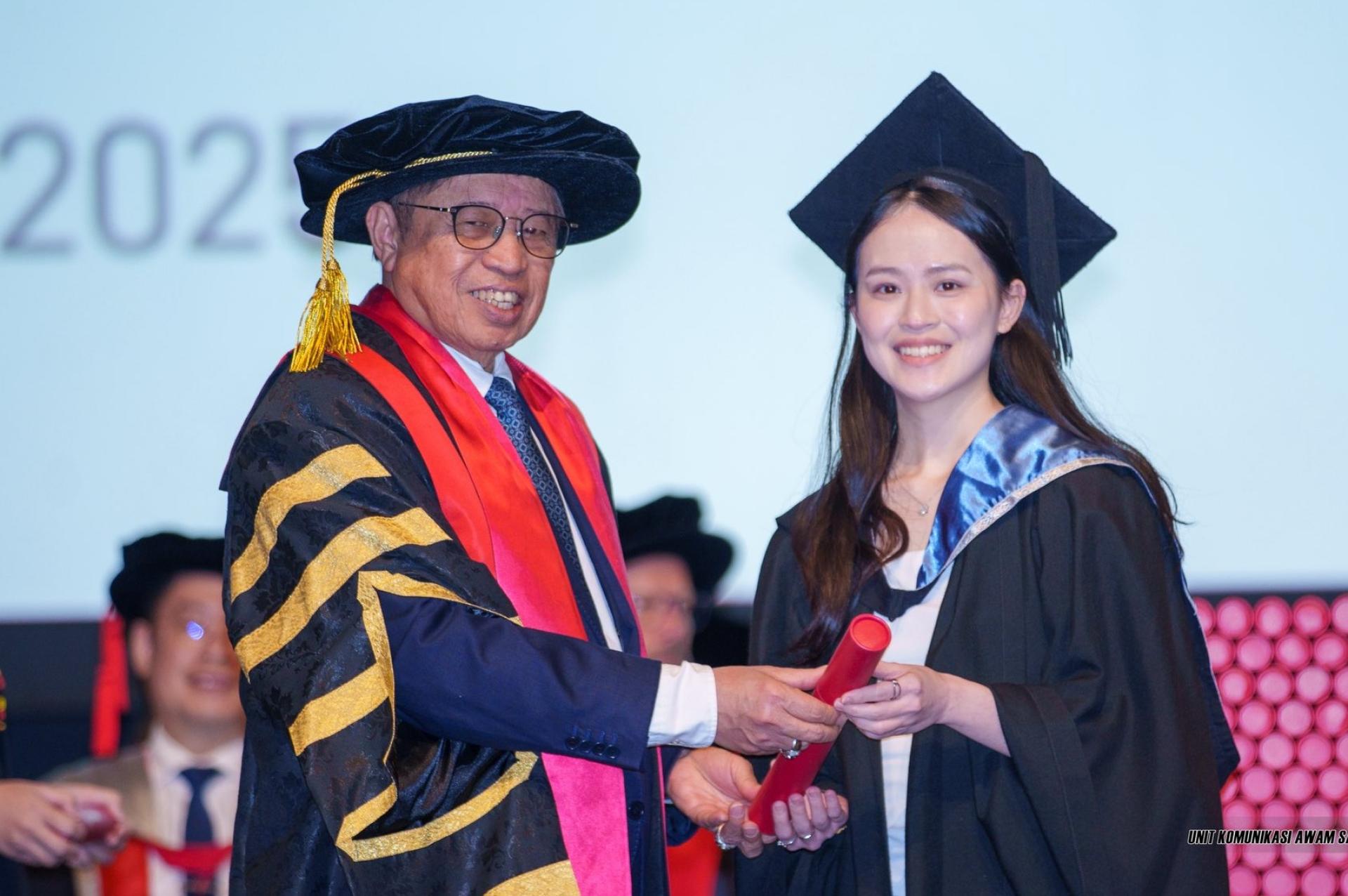 总理阿邦佐哈里颁发证书给毕业生。