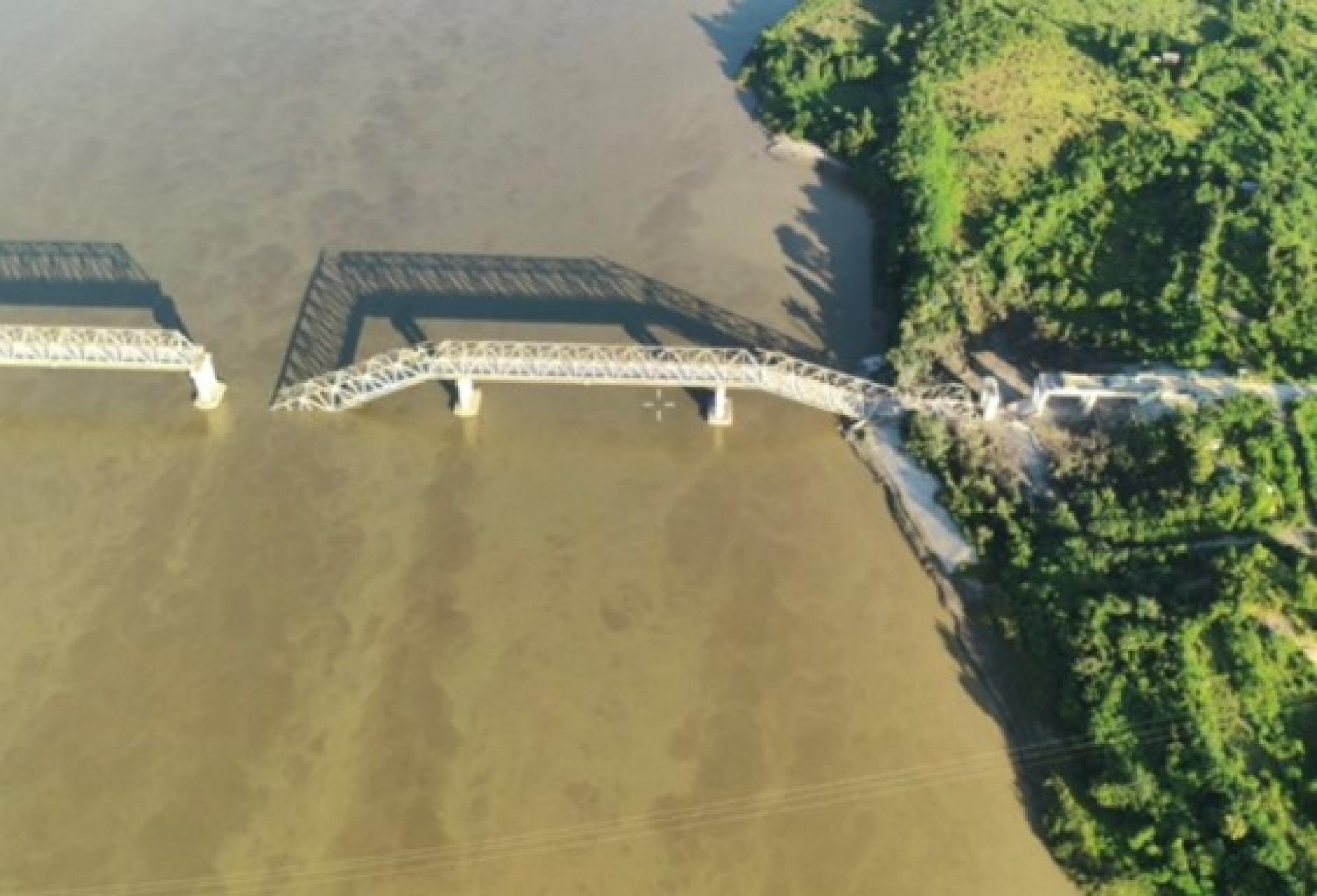 图为遭人民防卫军(PDF)恐怖分子炸毁的伊洛瓦底大桥(雅丹德卡桥)现场一景。