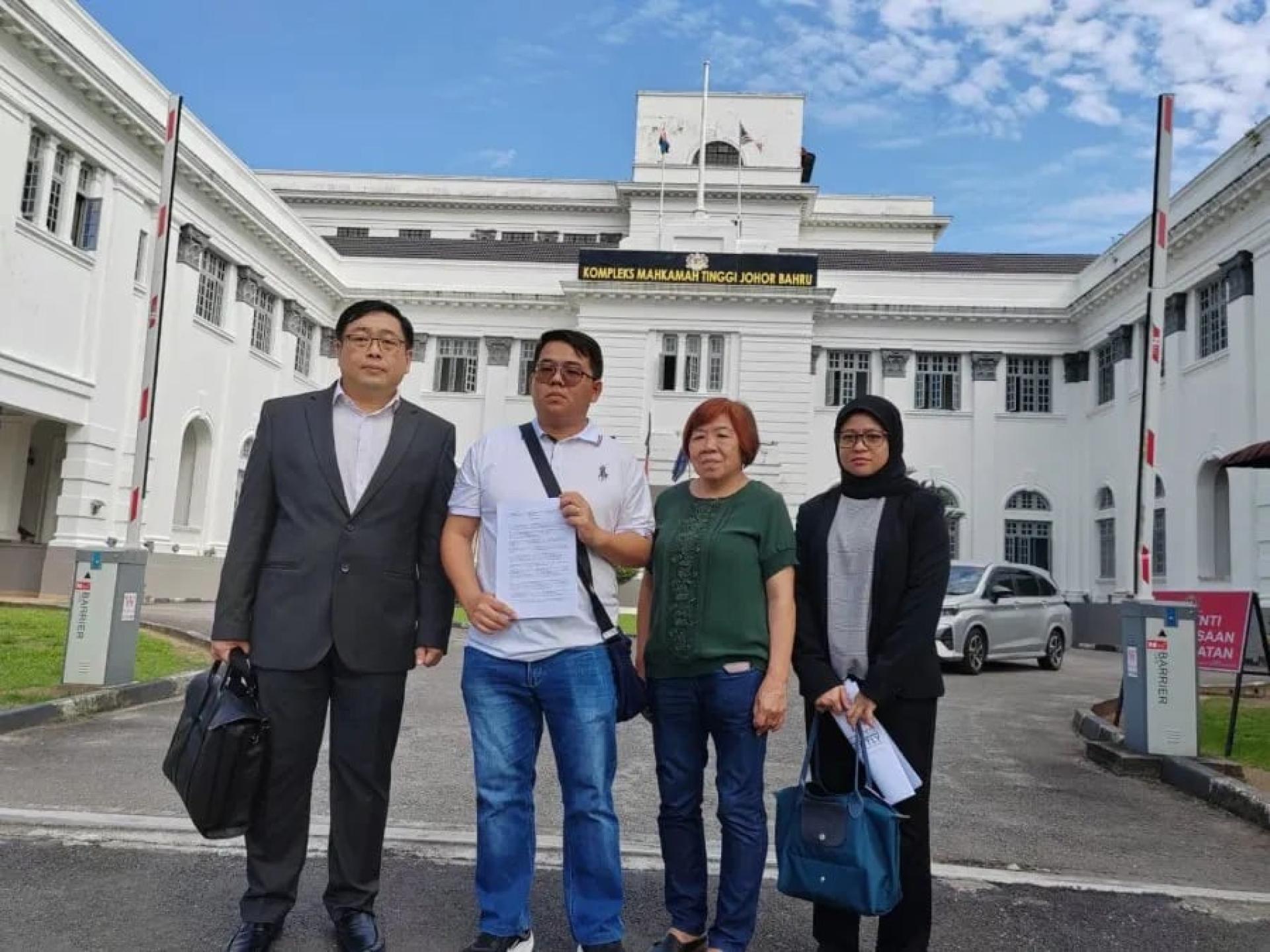 吴建南（左起）偕同张佳明、陈淑贞和阿美拉在法庭外召开记者会。