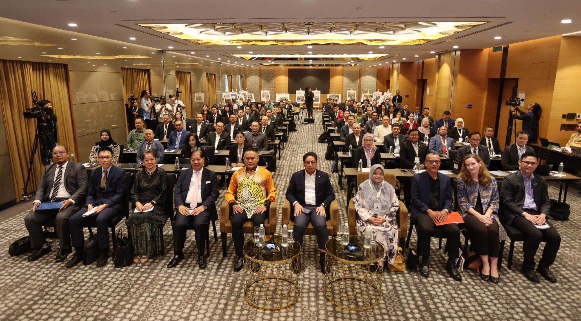 阿占巴基（左6）与论坛主讲人及与会者合影。左起位哈菲兹、林国生、雅思敏、哈林、阿末库赛里、朱妮帕、阿末罗斯里、安妮卡维特斯及王锦文。