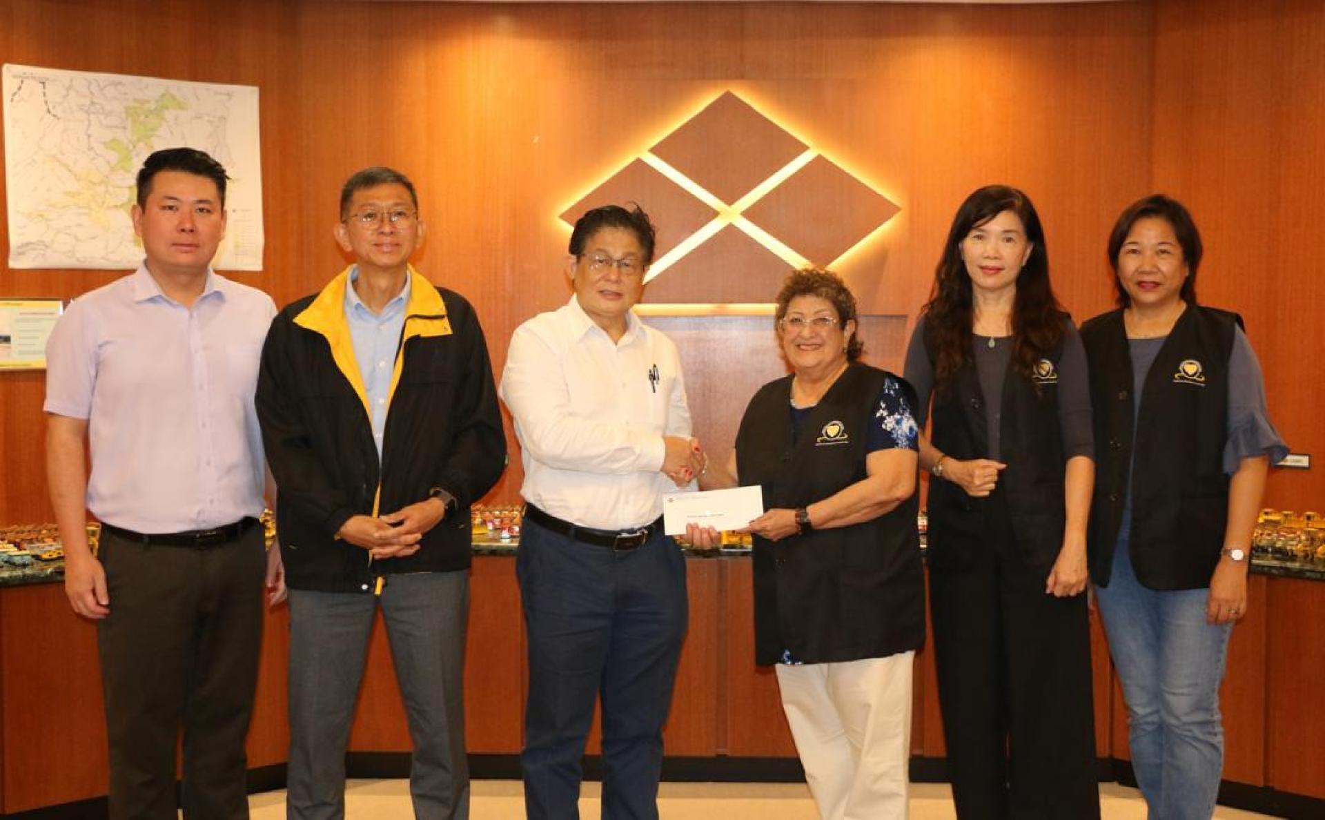 三林集团首席营运员叶慧福(左3)代表移交捐款予美里安宁疗护关怀协会副会长兼2025年第20届慈善晚宴筹委会主席杰奎琳布里。