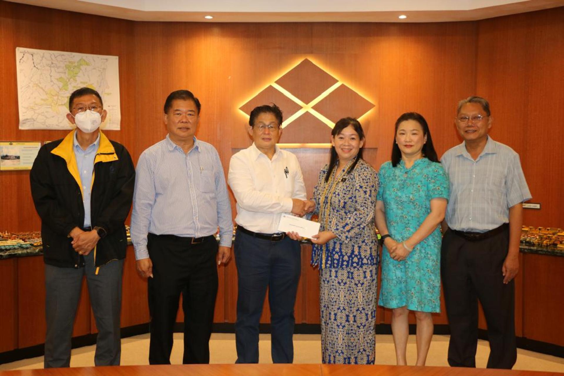 三林集团首席营运员叶慧福(左3)代表移交捐款予侨南学校校长许琳瑛,象征企业对教育与社区发展的持续投入与支持。