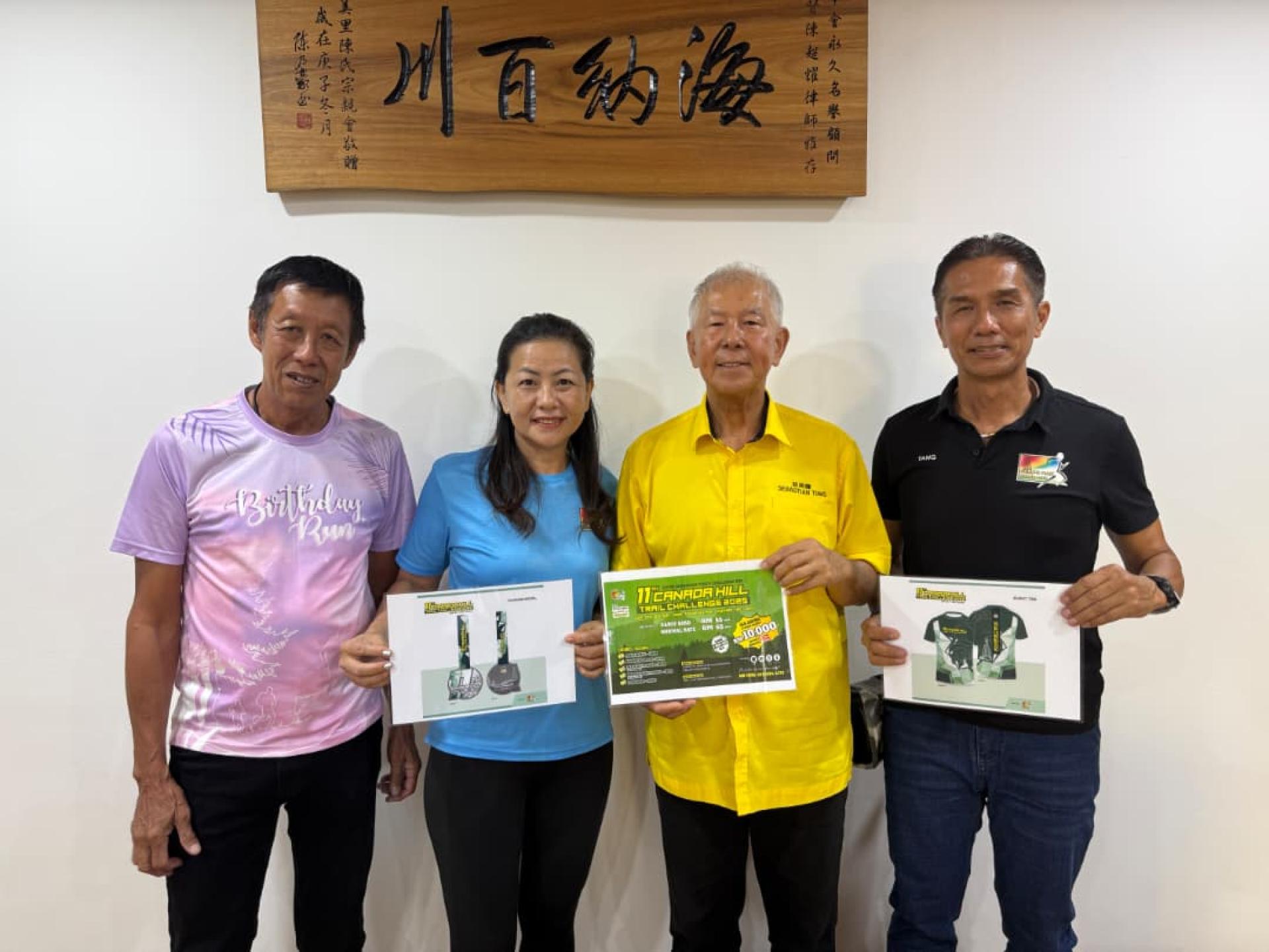 美里跑步俱樂部主席兼籌備會主席鄧瑞民(右)一行人向主賓兼贊助人兼砂旅游部副部長拿督陳超耀(右2)匯報活動細節后合影,左起為籌備會成員謝恩發及鄧小英。