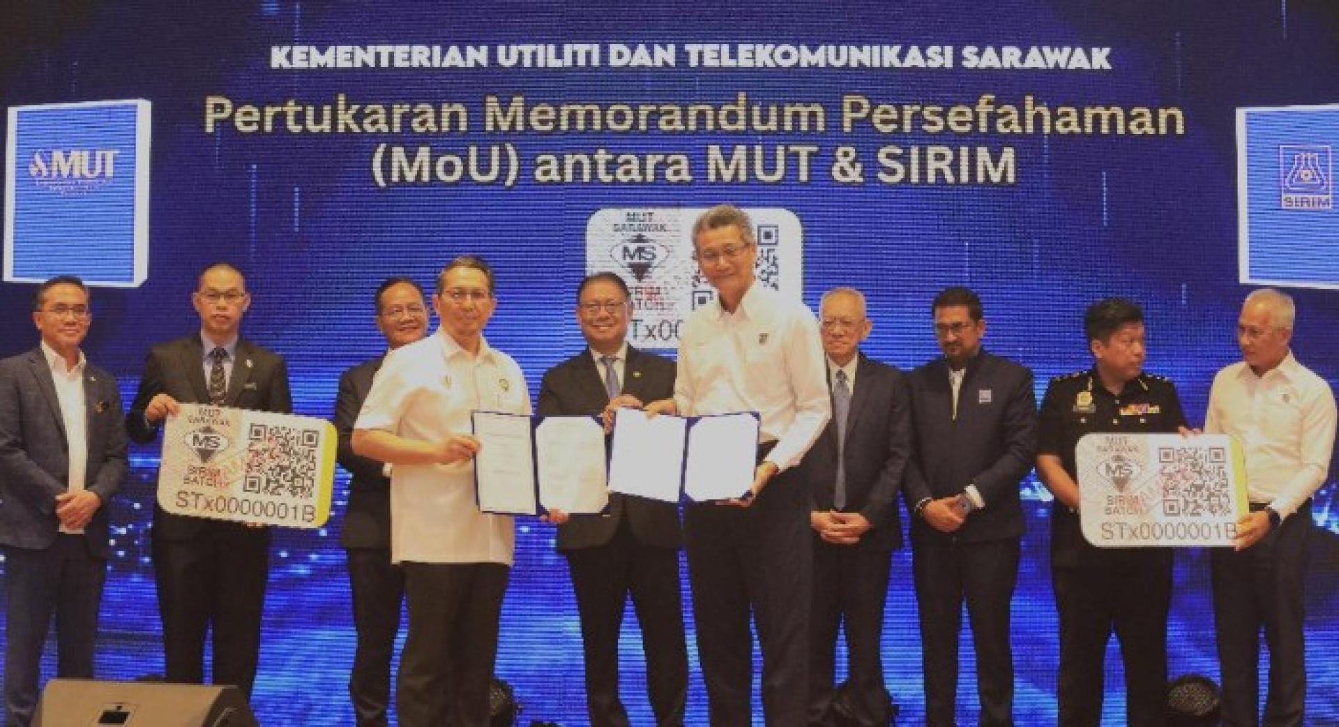 砂拉越公用与电信部长拿督斯里祖来希纳拉威（中）见证砂公用与电信部常秘拿督贾弗里利雅斯（左）与SIRIM QAS国际有限公司首席执行员穆阿德哈拉哈马（右）在古晋签署谅解备忘录。