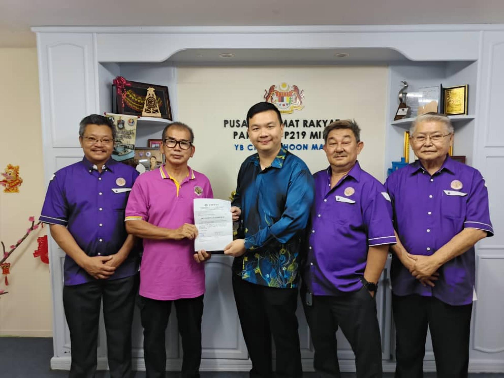 紫阳学会会长邓展华(左2)移交邀请函予美里国会议员赵俊文律师。