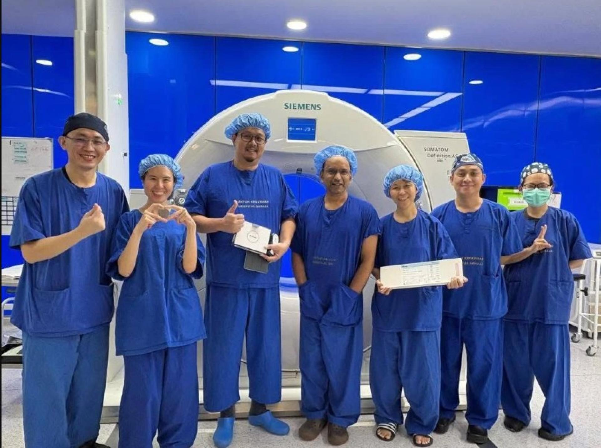 砂拉越中央医院医疗团队成功完成婆罗洲首例“迷走神经刺激与前颞叶切除”癫痫手术后，合影留念，见证砂医疗新里程。