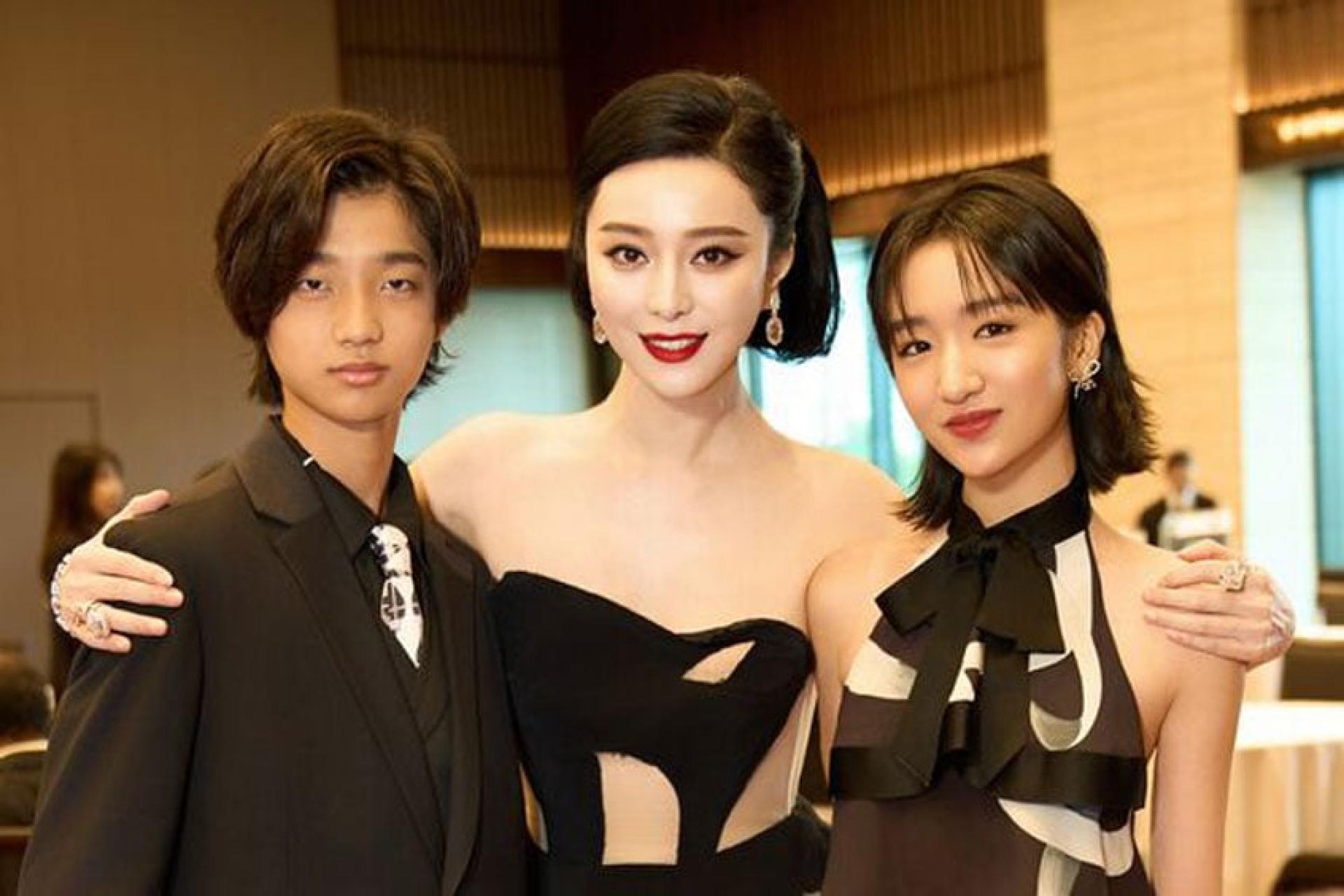 （左起）白润音、范冰冰、许恩怡，在《地母》演出一家人。