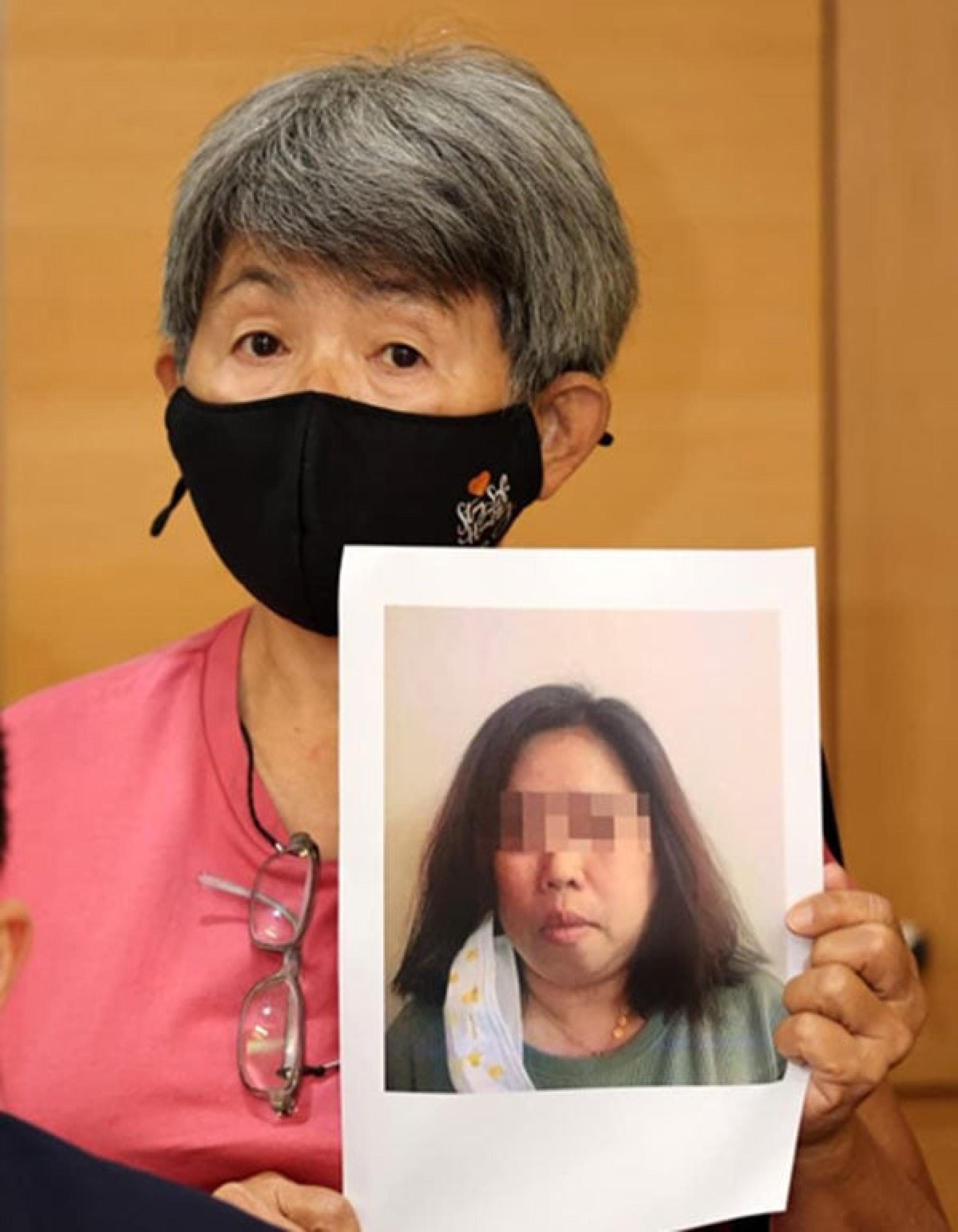 女事主手持女儿的图片,宣布与后者脱离关系。