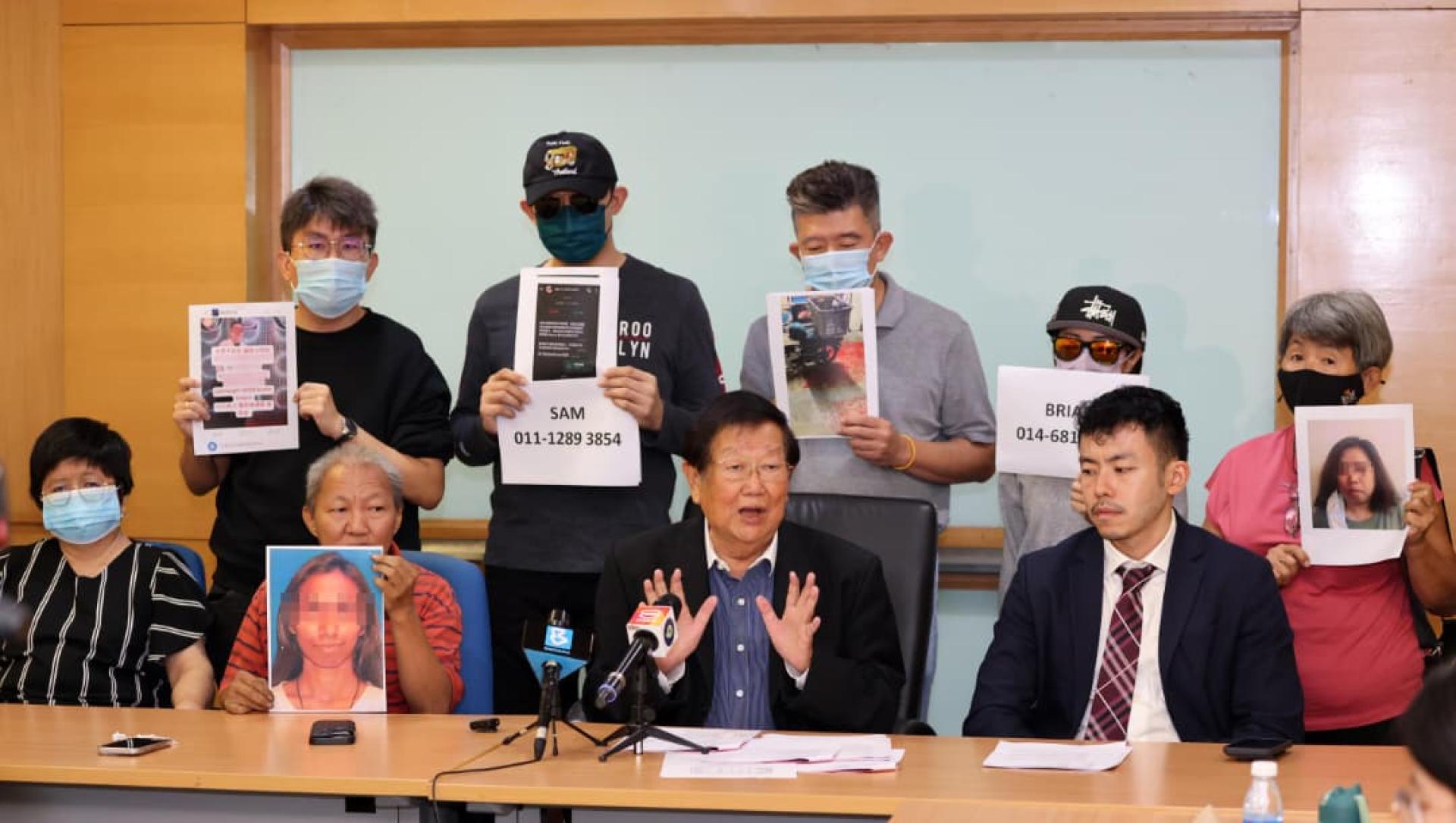 张天赐(坐者右2)陪同4宗案件的事主们召开记者会,坐者右是张朝盛。