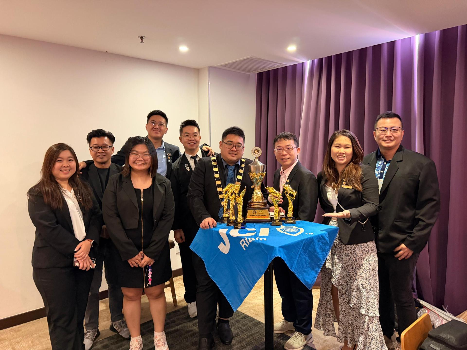 美里廉律国际青年商会成员在砂拉越区域颁奖典礼后合影。