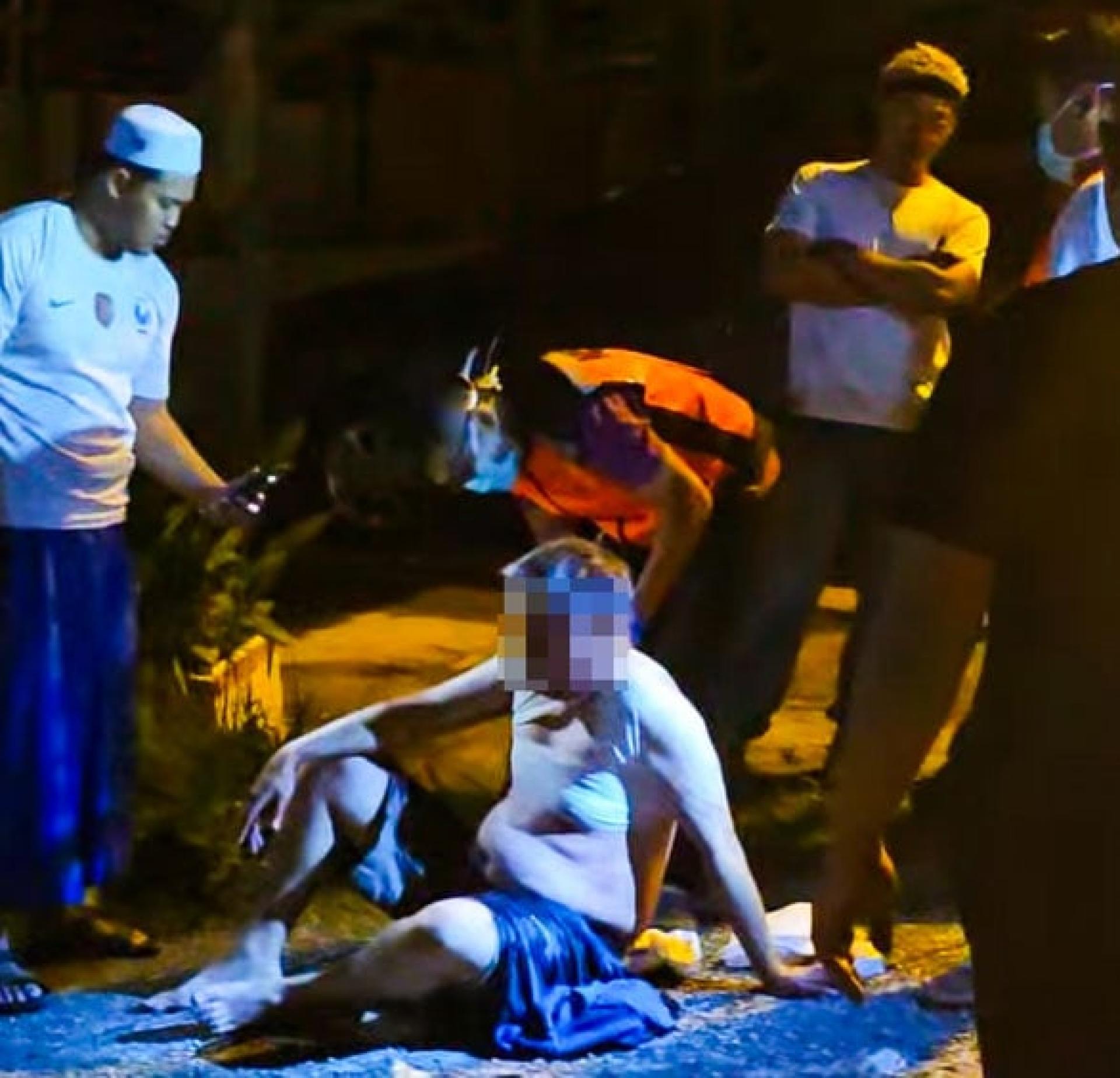 医务人员为事主提供初步治疗。