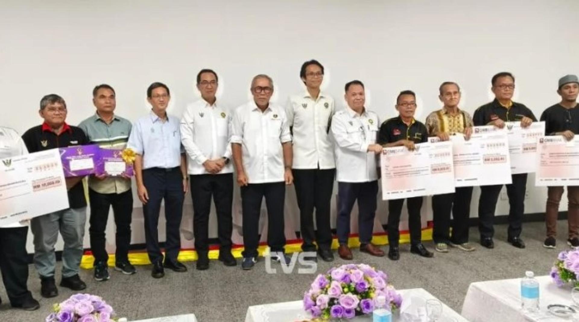 连达立（中）与Magna Focus有限公司代表Leong Yak Kiong及泗里街土地与测量局主任阿旺阿末（Awan Amal）在泗里街行政中心与CSR支票受惠者合影。