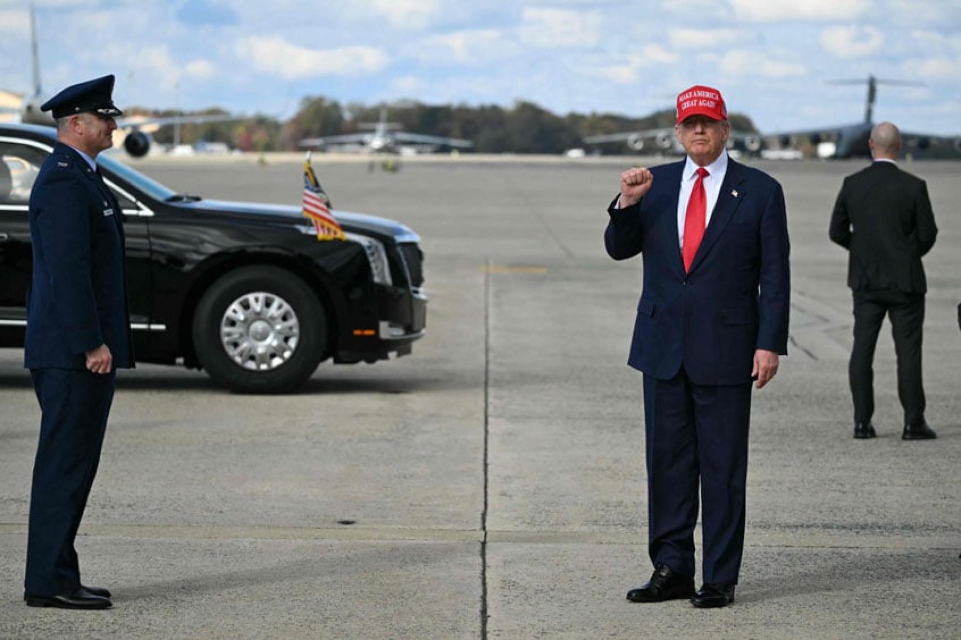 特朗普结束亚洲之行而返回美国,于当地时间30日抵达马里兰州安德鲁斯联合基地。