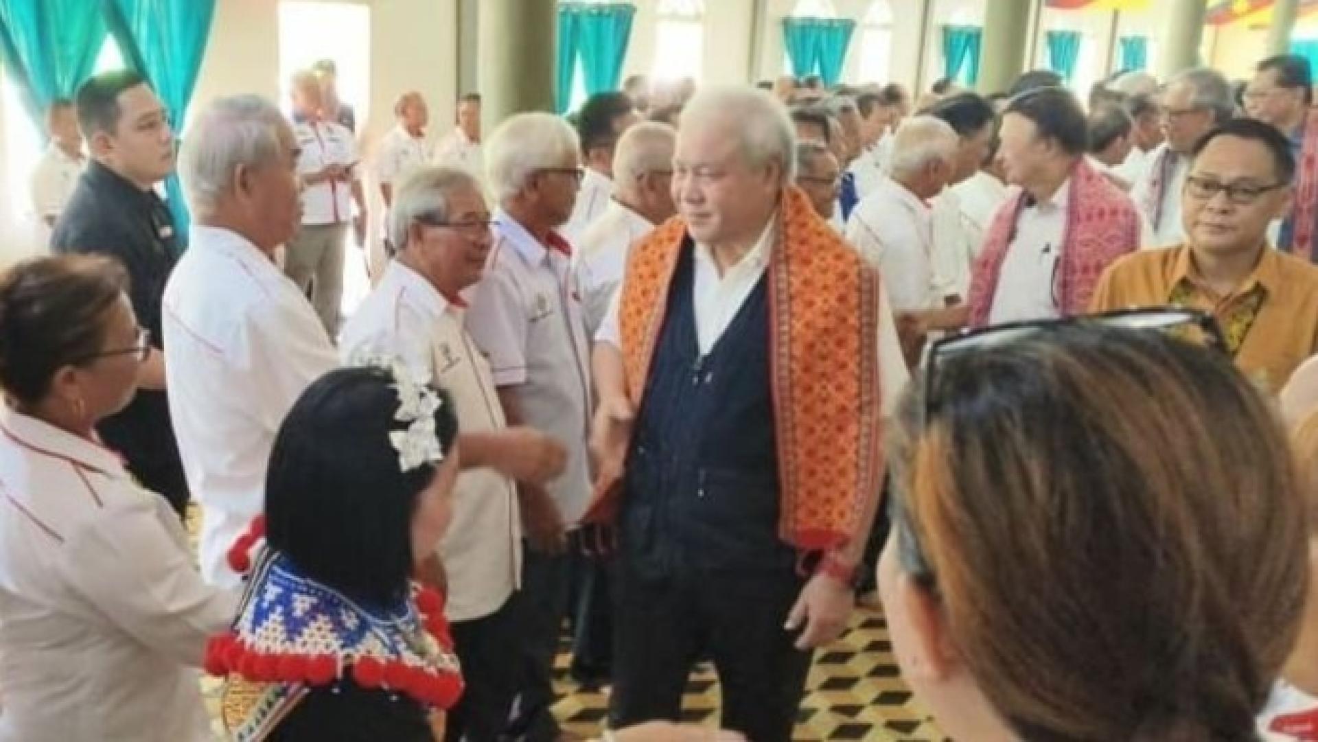 阿旺登雅于10月30日抵达柏干鲁玛杰弗雷恩帕里惹谷（Rumah Jetphre Empali Jagoi）主持《砂土地法典》第18条文地契移交仪式时，获热烈欢迎。