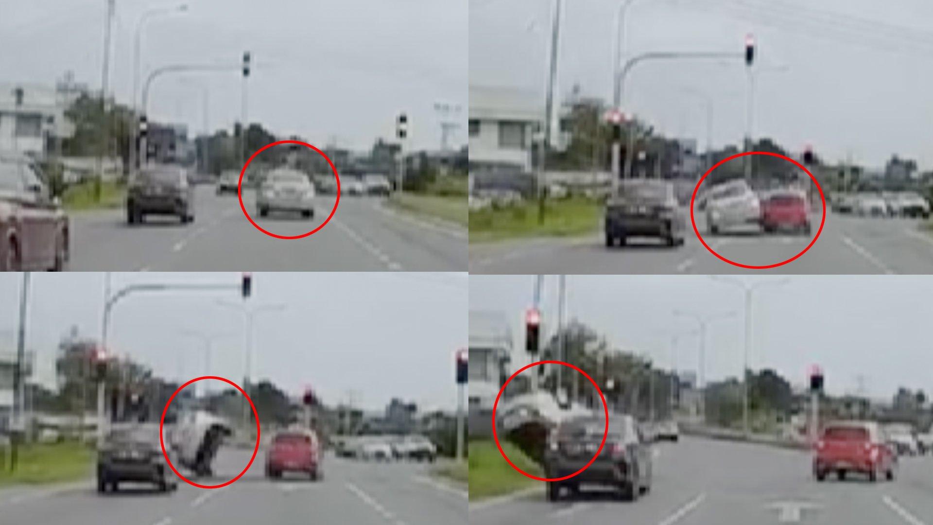 白色轿车看到交通灯转黄时踩油门冲刺,可是前方红色轿车停下了,导致他失控翻覆。