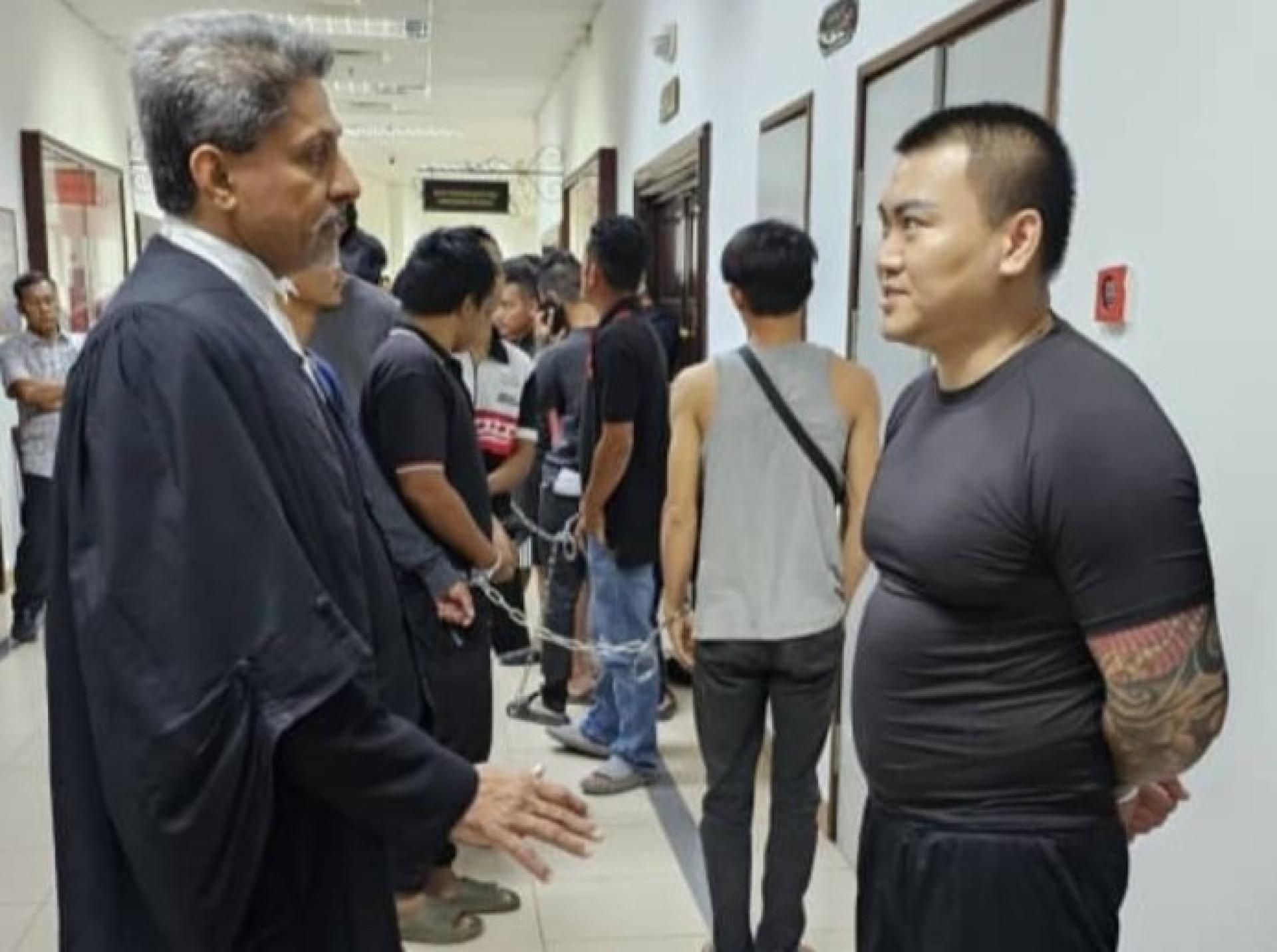Shankar（左）与于2025年10月31日获释的Lu Chieng Kiong交谈。