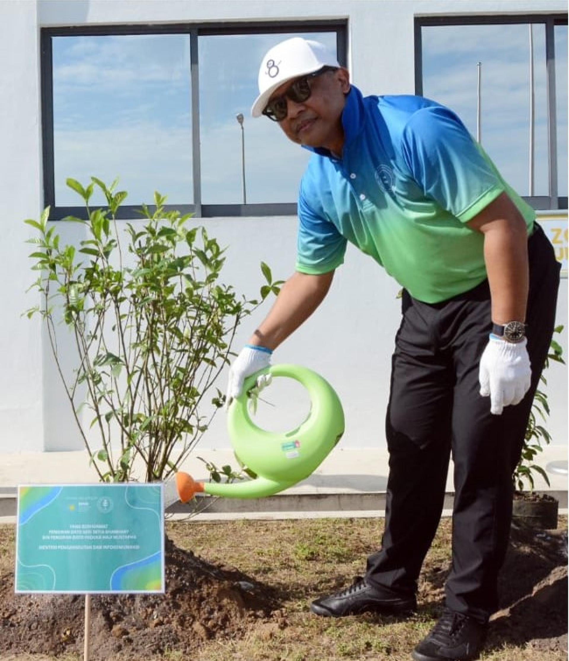 交通及通讯部长拿督山哈里进行植树活动